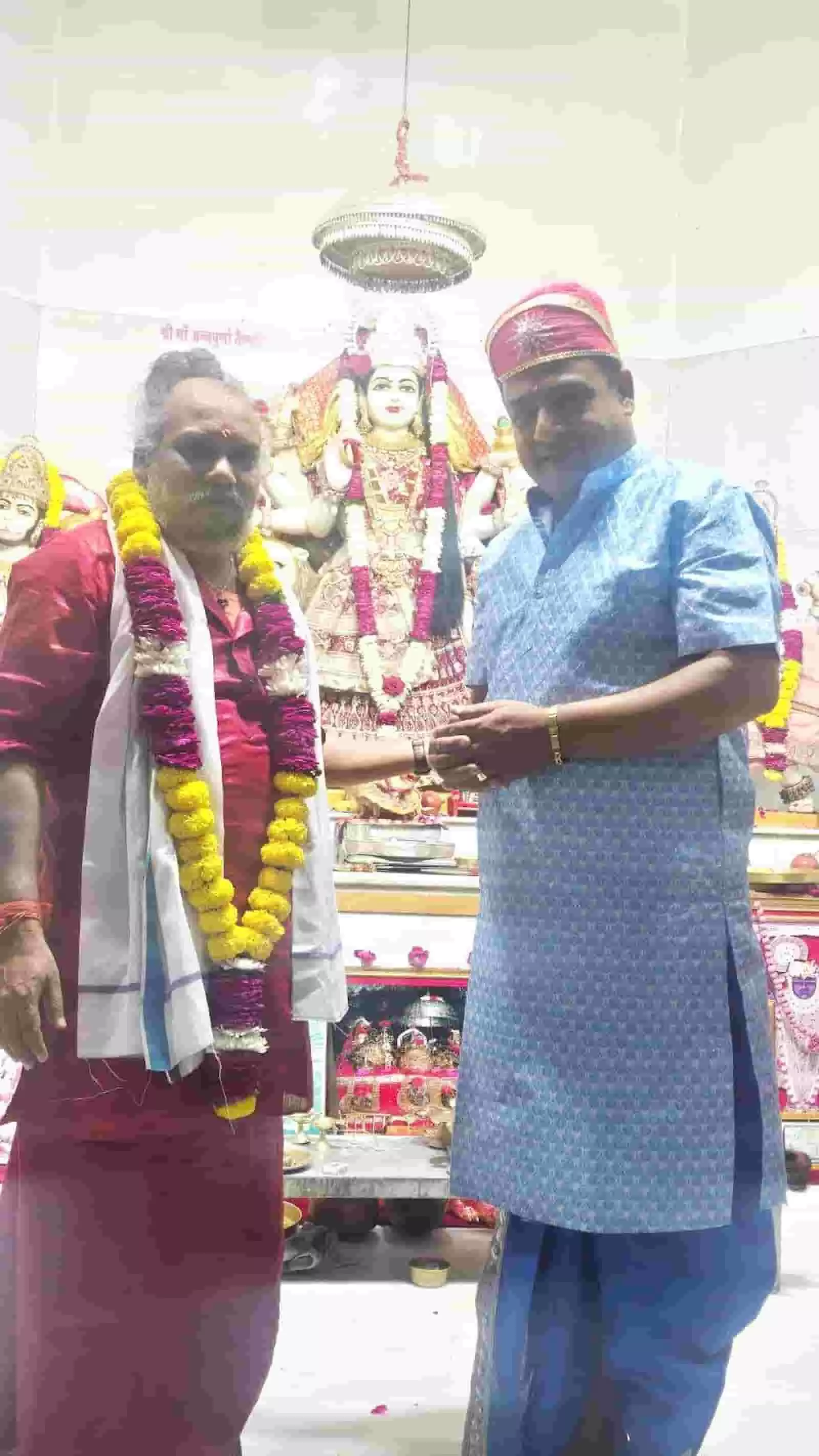 भीलवाड़ा के बाबाधाम शक्तिपीठ मंदिर में महामंडलेश्वर बाबूगिरी महाराज और विनीत अग्रवाल दर्शन के दौरान। भीलवाड़ा के बाबाधाम शक्तिपीठ मंदिर में महामंडलेश्वर बाबूगिरी महाराज और विनीत अग्रवाल दर्शन के दौरान।