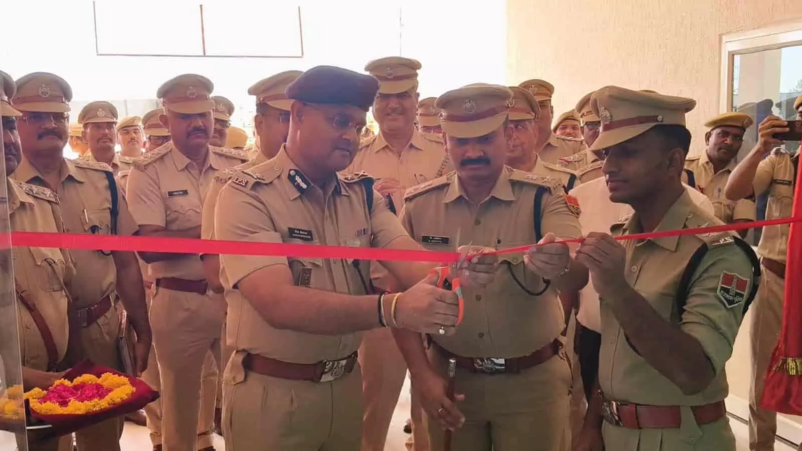 प्रतापगढ़ पुलिस लाइन में आईजी गौरव श्रीवास्तव और अन्य पुलिस अधिकारी फीता काटकर कॉन्फ्रेंस हॉल का उद्घाटन करते हुए। प्रतापगढ़ पुलिस लाइन में आईजी गौरव श्रीवास्तव और अन्य पुलिस अधिकारी फीता काटकर कॉन्फ्रेंस हॉल का उद्घाटन करते हुए।
