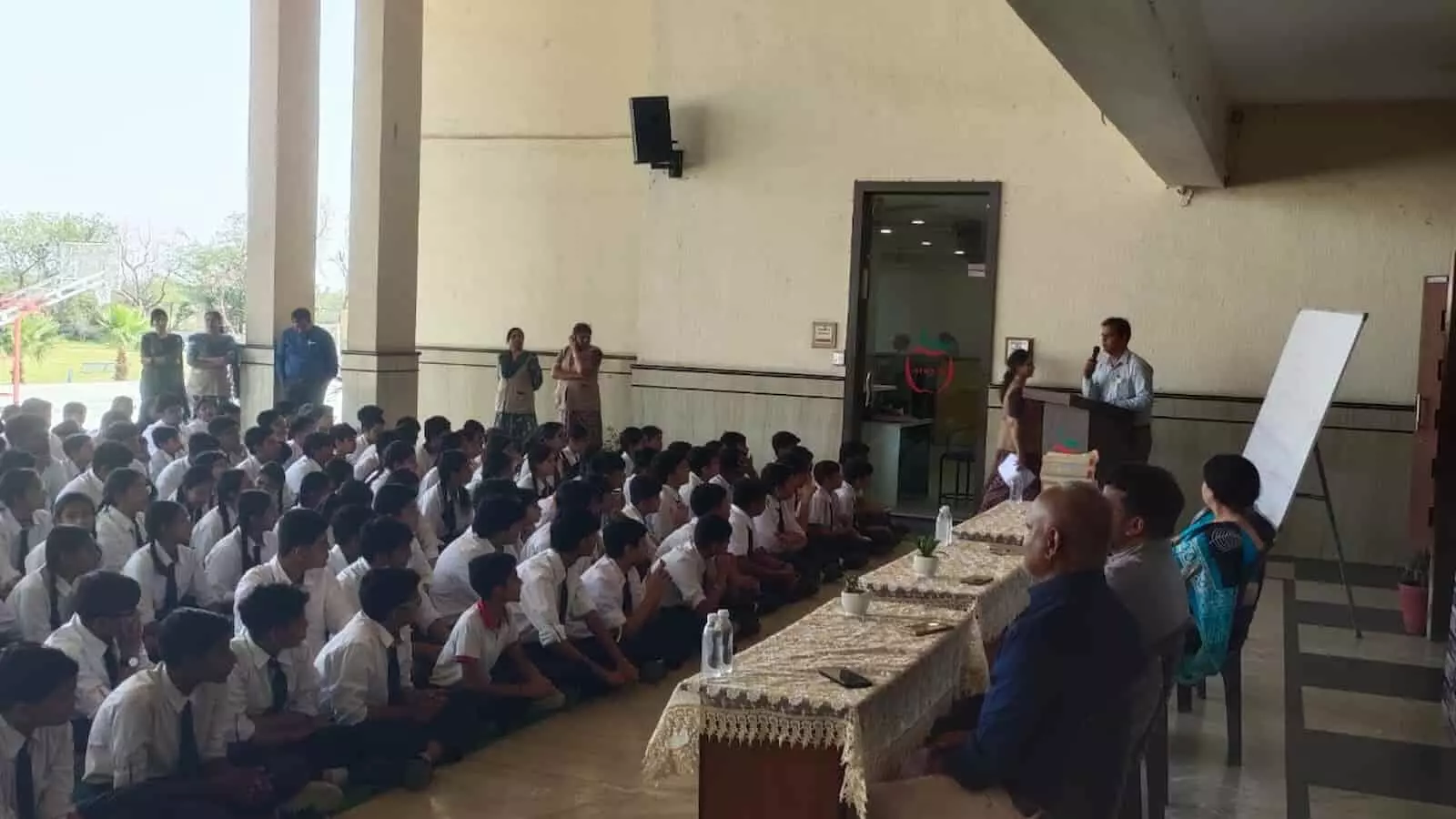 मंगल न्यूटन स्कूल ब्यावर में मीडिया करियर काउंसलिंग सत्र के दौरान विद्यार्थियों को संबोधित करते अतिथि वक्ता। मंगल न्यूटन स्कूल ब्यावर में मीडिया करियर काउंसलिंग सत्र के दौरान विद्यार्थियों को संबोधित करते अतिथि वक्ता।