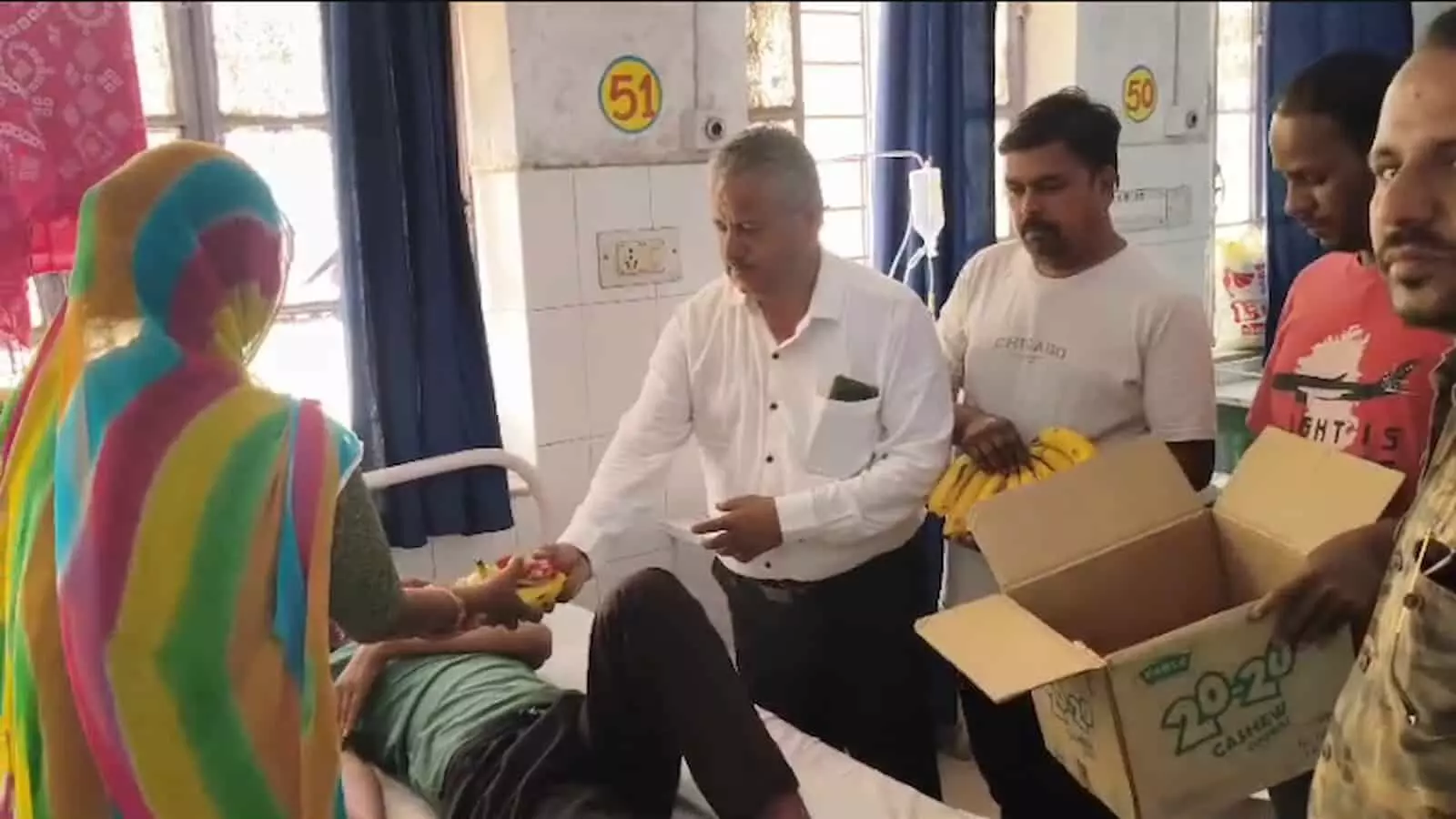 देवगढ़ उप जिला चिकित्सालय में मरीजों को फल और बिस्किट देते कांग्रेस अल्पसंख्यक विभाग के कार्यकर्ता। देवगढ़ उप जिला चिकित्सालय में मरीजों को फल और बिस्किट देते कांग्रेस अल्पसंख्यक विभाग के कार्यकर्ता।
