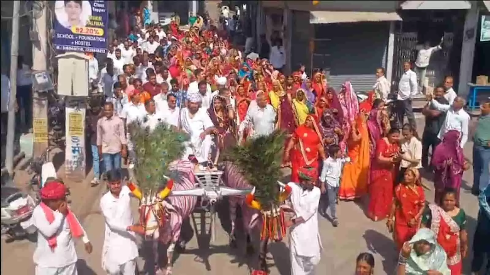 सजी हुई बैलगाड़ी पर सवार मुकेश कुमावत राजसमंद में पारंपरिक मायरा रस्म निभाते हुए। सजी हुई बैलगाड़ी पर सवार मुकेश कुमावत राजसमंद में पारंपरिक मायरा रस्म निभाते हुए।