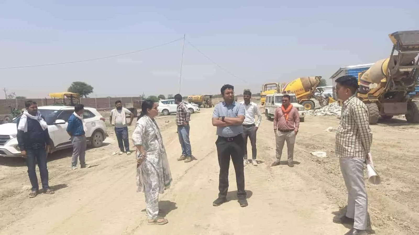 डीग में जिला कलेक्टर मयंक मनीष और प्रशासनिक अधिकारी राजकीय भूमि का स्थलीय निरीक्षण करते हुए। डीग में जिला कलेक्टर मयंक मनीष और प्रशासनिक अधिकारी राजकीय भूमि का स्थलीय निरीक्षण करते हुए।