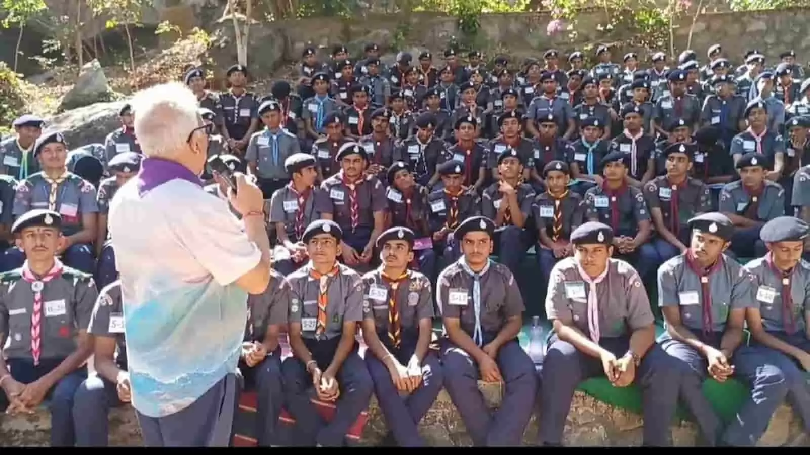 आबू पर्वत के प्रशिक्षण केंद्र में प्रेसिडेंट स्काउट और रोवर शिविर के समापन पर उपस्थित अधिकारी और प्रतिभागी। आबू पर्वत के प्रशिक्षण केंद्र में प्रेसिडेंट स्काउट और रोवर शिविर के समापन पर उपस्थित अधिकारी और प्रतिभागी।