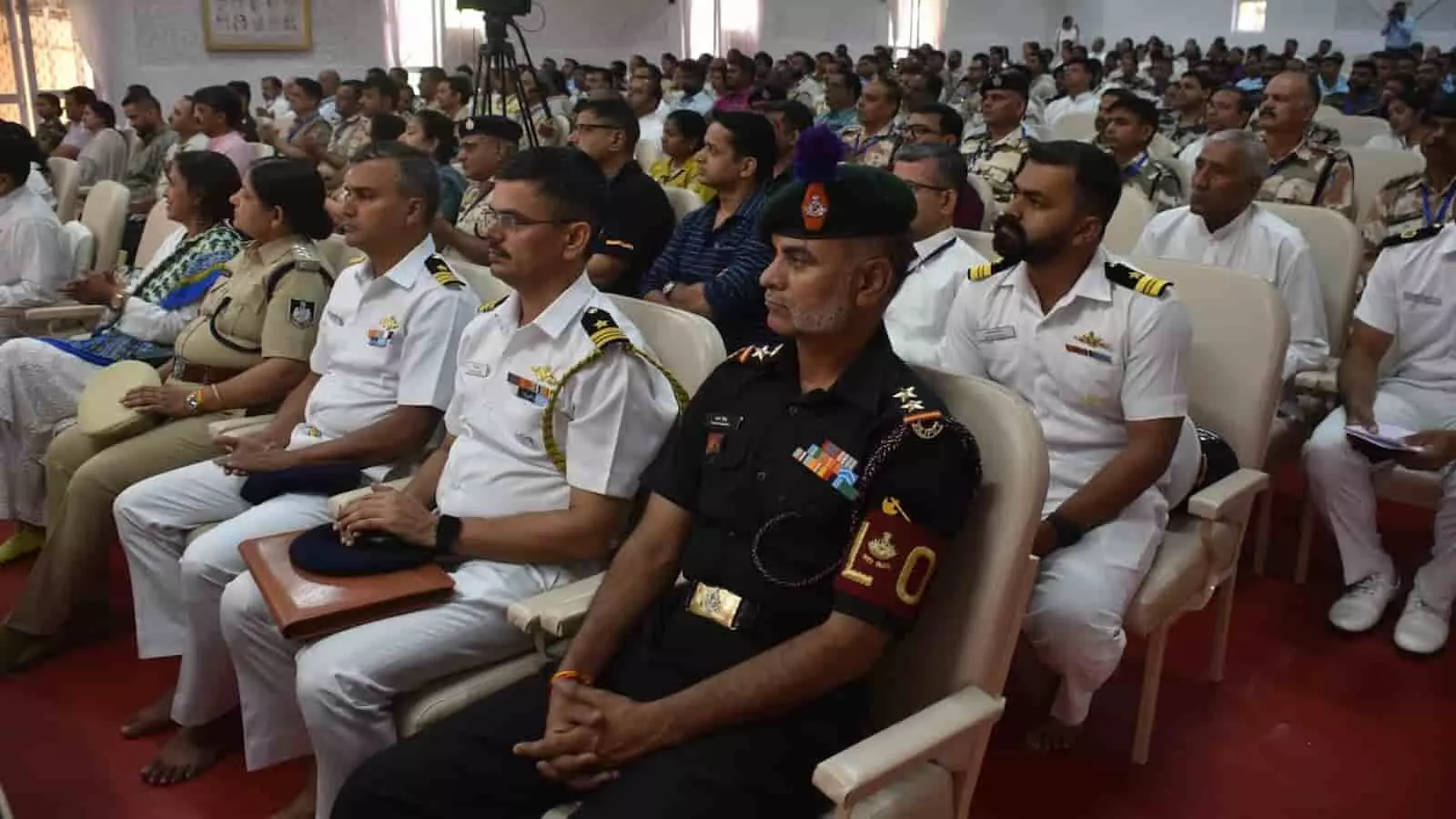 माउंट आबू स्थित ज्ञान सरोवर अकादमी में आयोजित सुरक्षा बलों के राष्ट्रीय सम्मेलन में संबोधन देतीं राजयोगिनी सुदेश दीदी। माउंट आबू स्थित ज्ञान सरोवर अकादमी में आयोजित सुरक्षा बलों के राष्ट्रीय सम्मेलन में संबोधन देतीं राजयोगिनी सुदेश दीदी।