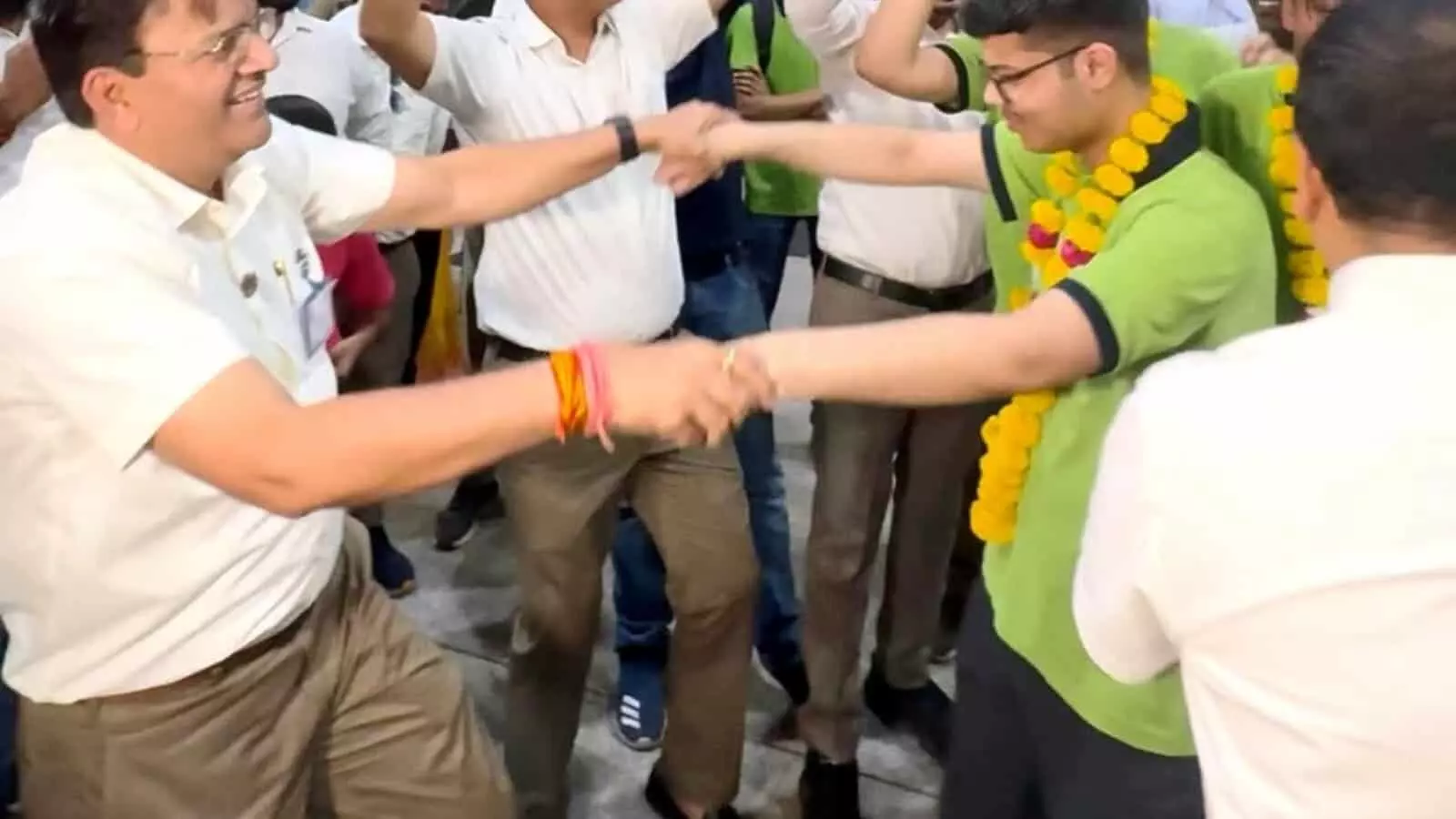 जेईई मेन 2026 रिजल्ट में ऑल इंडिया रैंक 1 प्राप्त करने वाले छात्र कबीर छिल्लर और अन्य टॉपर्स एलन संस्थान कोटा में। जेईई मेन 2026 रिजल्ट में ऑल इंडिया रैंक 1 प्राप्त करने वाले छात्र कबीर छिल्लर और अन्य टॉपर्स एलन संस्थान कोटा में।