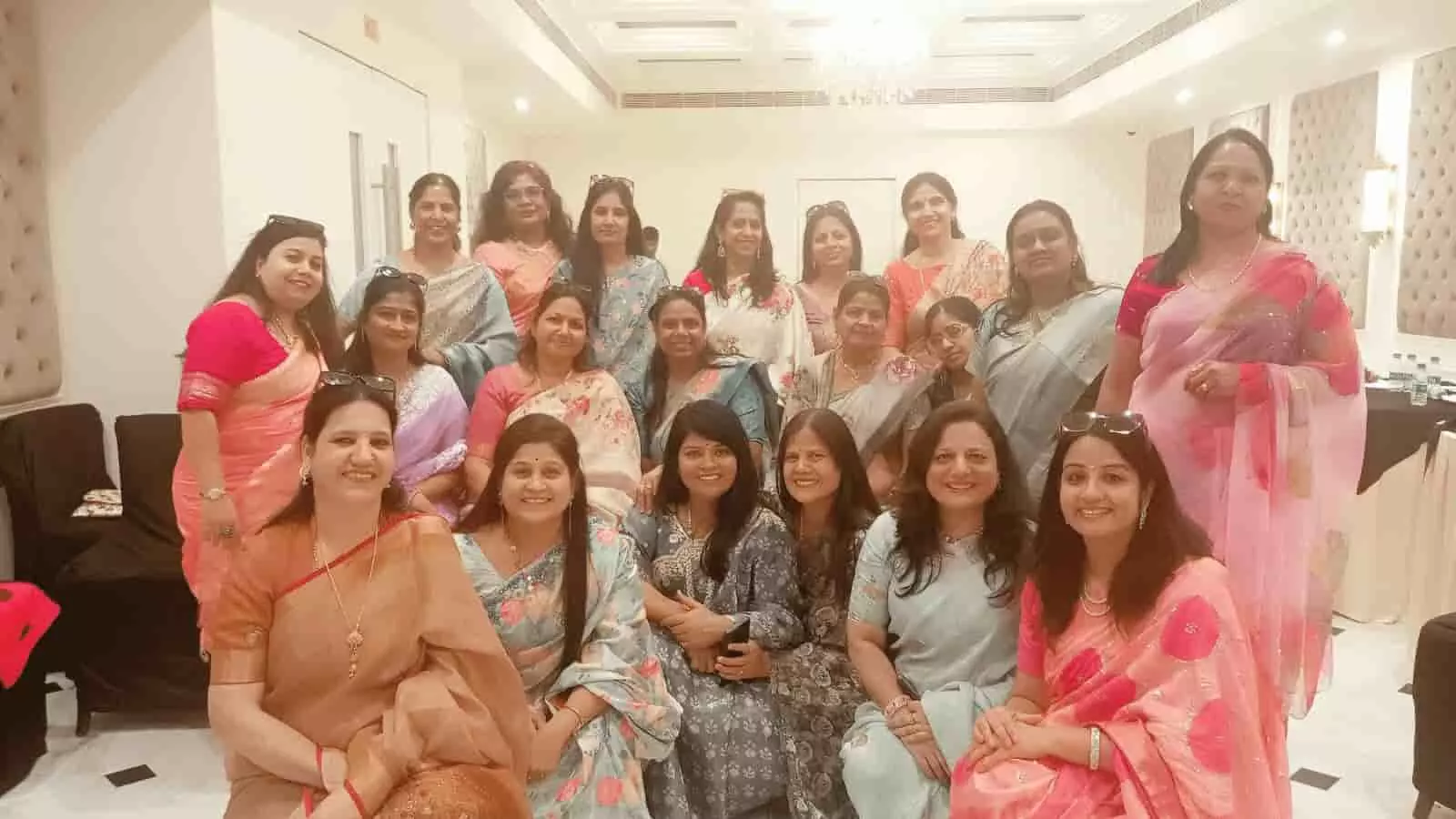 कोटा के होटल में पर्यावरण संरक्षण का संकल्प लेती दिव्या देशना महिला मंडल की सदस्य महिलाएं। कोटा के होटल में पर्यावरण संरक्षण का संकल्प लेती दिव्या देशना महिला मंडल की सदस्य महिलाएं।