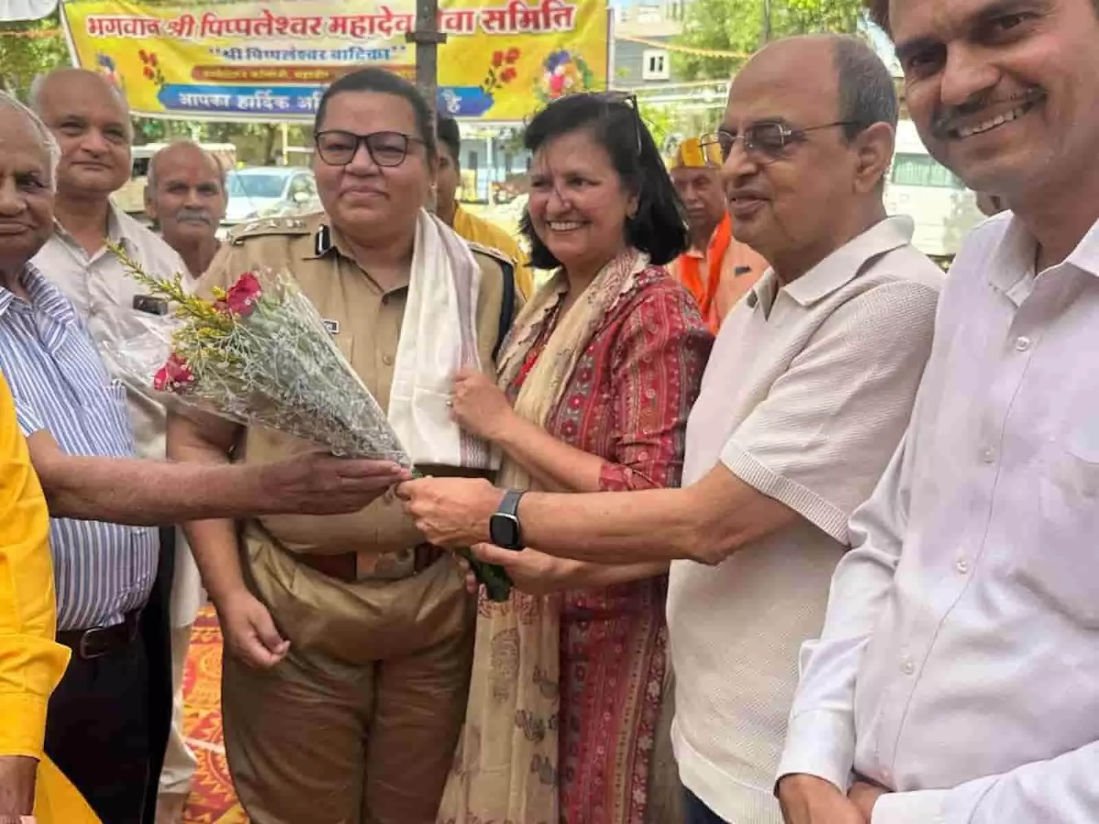 कोटा के पिप्पलेश्वर महादेव मंदिर में रक्तदान शिविर का उद्घाटन करते अतिथि और उपस्थित सेवा समिति के सदस्य। कोटा के पिप्पलेश्वर महादेव मंदिर में रक्तदान शिविर का उद्घाटन करते अतिथि और उपस्थित सेवा समिति के सदस्य।