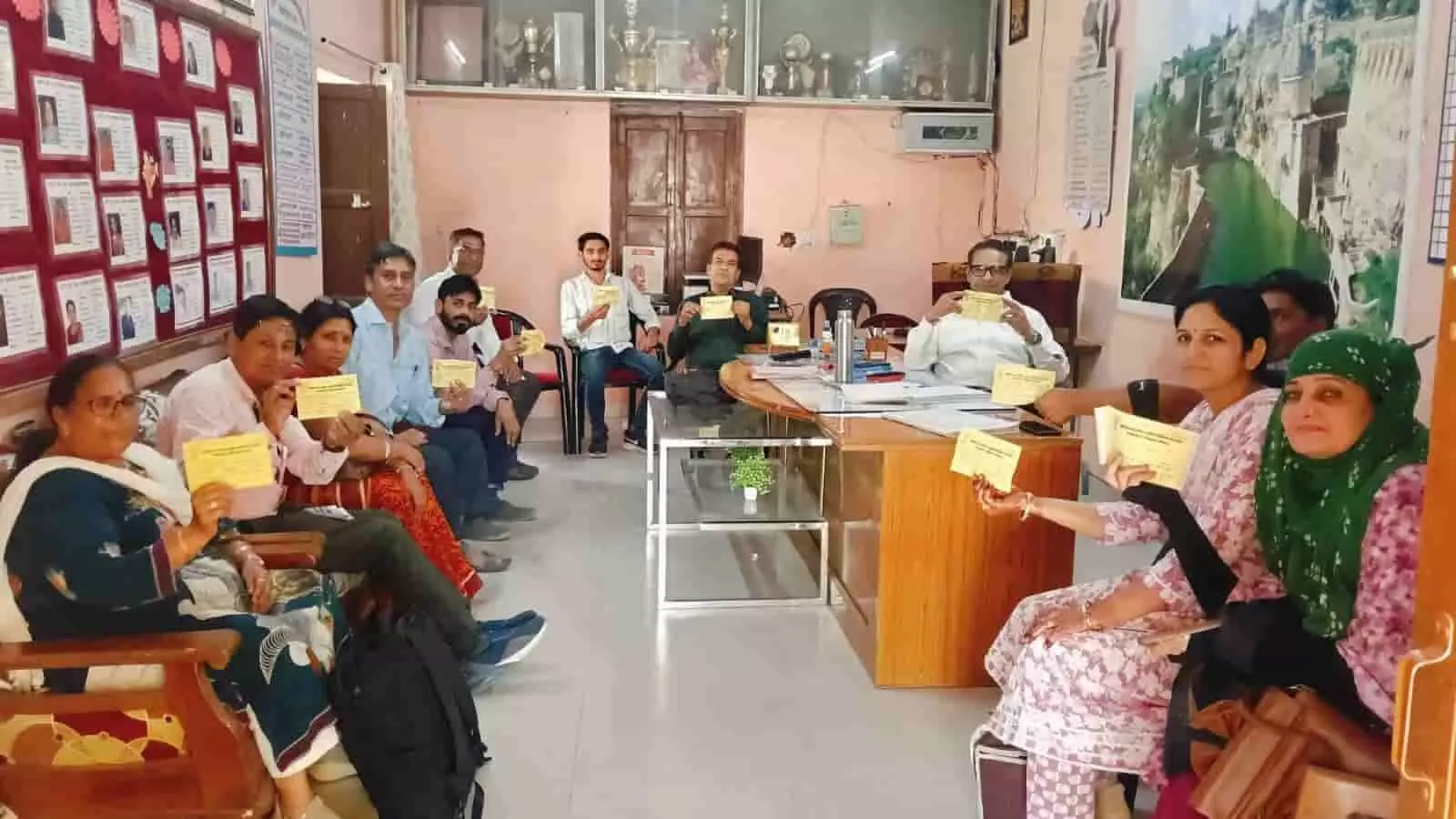 निम्बाहेड़ा में कार्यालय के भीतर सदस्यता रसीदें हाथ में लिए राष्ट्रीय शैक्षिक महासंघ के पदाधिकारी और सदस्य। निम्बाहेड़ा में कार्यालय के भीतर सदस्यता रसीदें हाथ में लिए राष्ट्रीय शैक्षिक महासंघ के पदाधिकारी और सदस्य।
