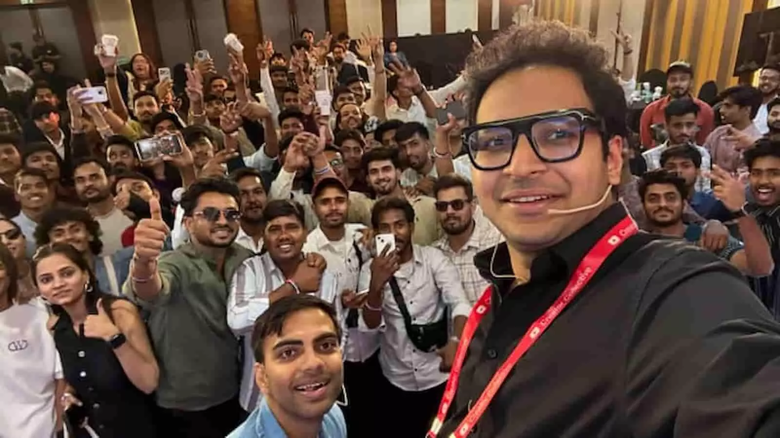 कोटा में आयोजित यूट्यूबर क्रिएटर कलेक्टिव कार्यक्रम के दौरान मंच पर चर्चा करते डिजिटल कंटेंट क्रिएटर्स। कोटा में आयोजित यूट्यूबर क्रिएटर कलेक्टिव कार्यक्रम के दौरान मंच पर चर्चा करते डिजिटल कंटेंट क्रिएटर्स।