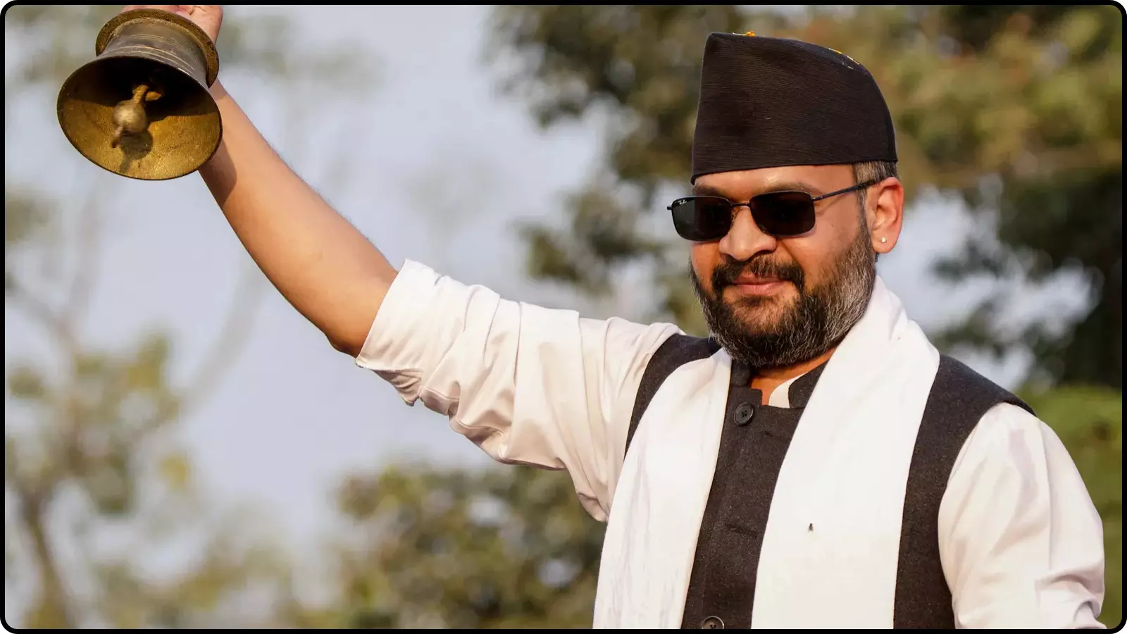 पारंपरिक टोपी पहने मुस्कुराते हुए पीएम बालेन्द्र शाह पारंपरिक टोपी पहने मुस्कुराते हुए पीएम बालेन्द्र शाह