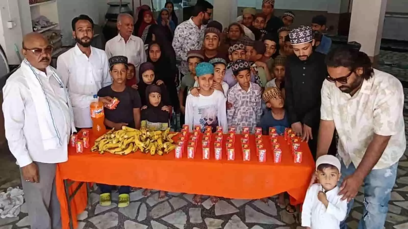 आमेट के मदरसे में बच्चों को फल देते हुए कांग्रेस कार्यकर्ता एमडी चोपदार का जन्मदिन मनाते हुए। आमेट के मदरसे में बच्चों को फल देते हुए कांग्रेस कार्यकर्ता एमडी चोपदार का जन्मदिन मनाते हुए।