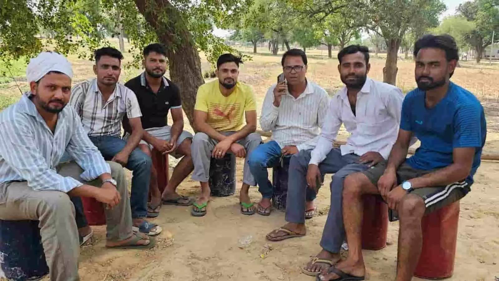हिंडौन के कुतकपुर गांव में पेड़ के नीचे बैठक करते युवा कमेटी के सदस्य रक्तदान शिविर की तैयारी के संदर्भ में। हिंडौन के कुतकपुर गांव में पेड़ के नीचे बैठक करते युवा कमेटी के सदस्य रक्तदान शिविर की तैयारी के संदर्भ में।