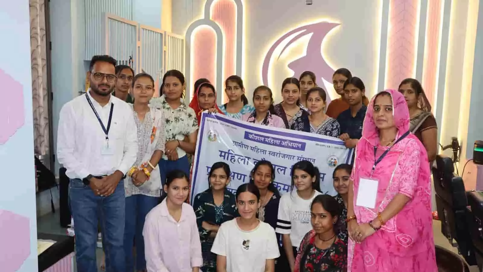 केलवा में लविश ब्यूटी अकैडमी के कौशल प्रशिक्षण केंद्र में किट वितरण कार्यक्रम के दौरान उपस्थित महिलाएं और अतिथि। केलवा में लविश ब्यूटी अकैडमी के कौशल प्रशिक्षण केंद्र में किट वितरण कार्यक्रम के दौरान उपस्थित महिलाएं और अतिथि।