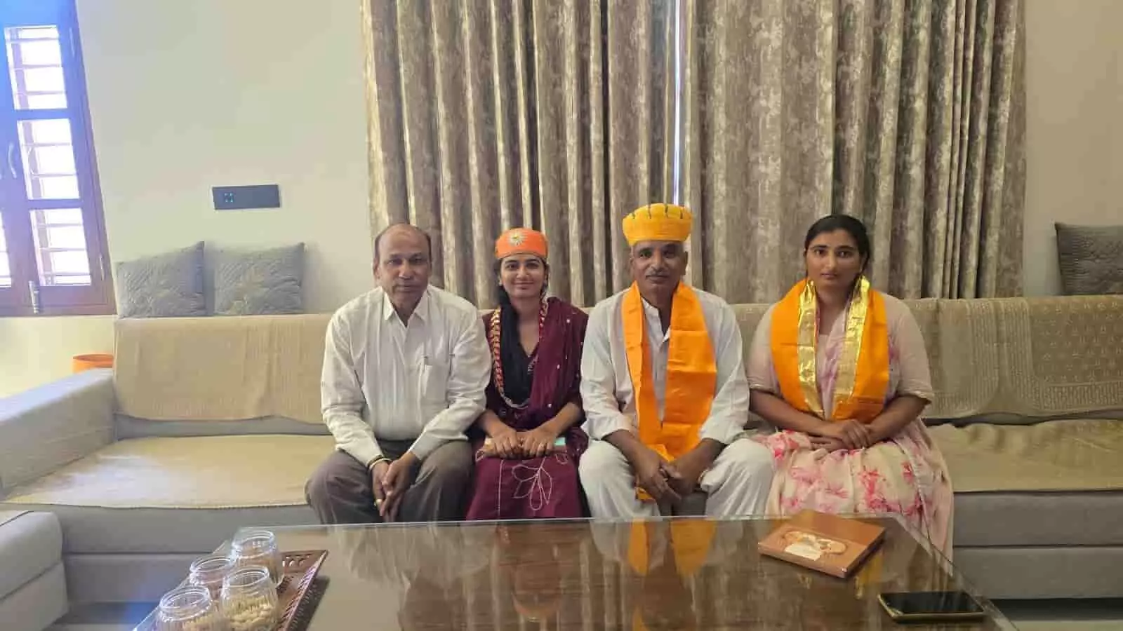 केलवा में आरएएस परीक्षा परिणाम के बाद सम्मानित होती छात्रा विजय कुंवर और उपस्थित अतिथि। केलवा में आरएएस परीक्षा परिणाम के बाद सम्मानित होती छात्रा विजय कुंवर और उपस्थित अतिथि।