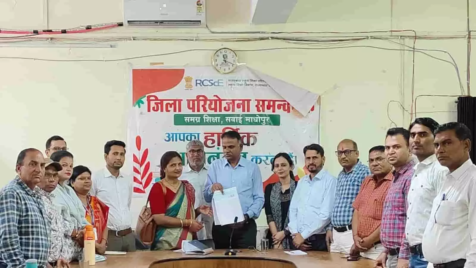 सवाई माधोपुर एडीपीसी कार्यालय में स्कूल स्टाफ द्वारा विकास कार्यों के लिए चेक प्रदान करने का दृश्य। सवाई माधोपुर एडीपीसी कार्यालय में स्कूल स्टाफ द्वारा विकास कार्यों के लिए चेक प्रदान करने का दृश्य।