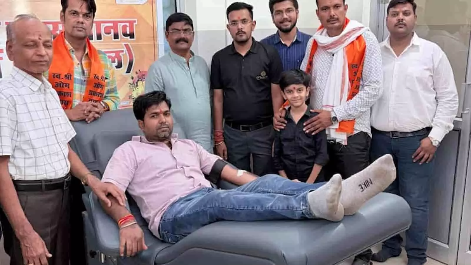 बारां में स्व. ओमप्रकाश व्यास की जयंती पर आयोजित रक्तदान शिविर में भाग लेते रक्तदाता और स्वास्थ्य कर्मी। बारां में स्व. ओमप्रकाश व्यास की जयंती पर आयोजित रक्तदान शिविर में भाग लेते रक्तदाता और स्वास्थ्य कर्मी।