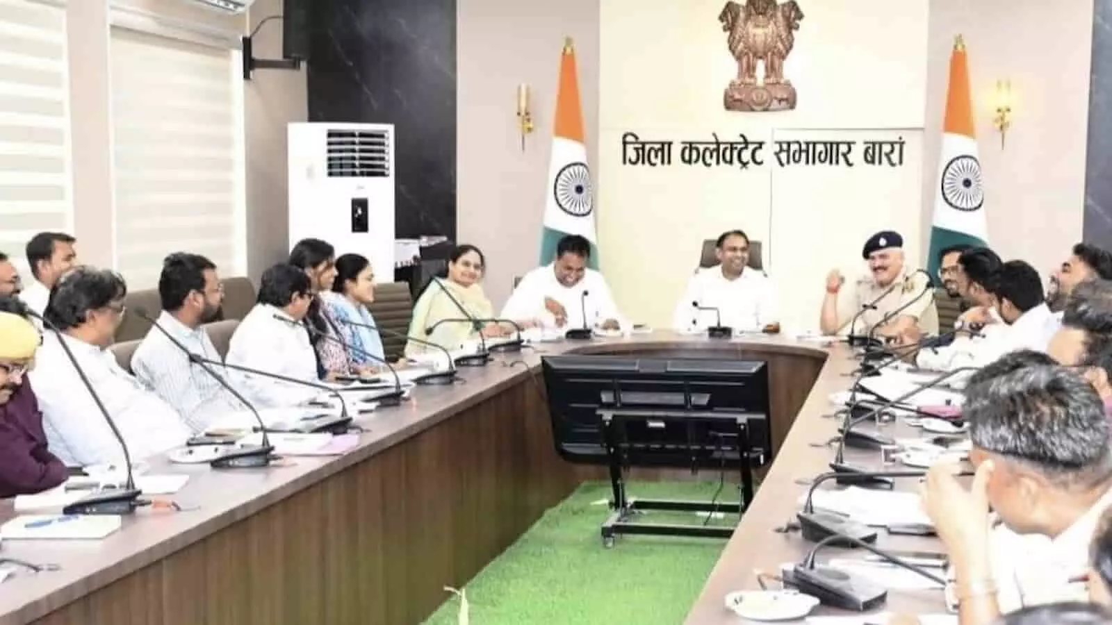 बारां मिनी सचिवालय के सभागार में जिला सड़क सुरक्षा समिति की बैठक लेते कलक्टर भंवरलाल जनागल और अन्य विभागीय अधिकारी। बारां मिनी सचिवालय के सभागार में जिला सड़क सुरक्षा समिति की बैठक लेते कलक्टर भंवरलाल जनागल और अन्य विभागीय अधिकारी।