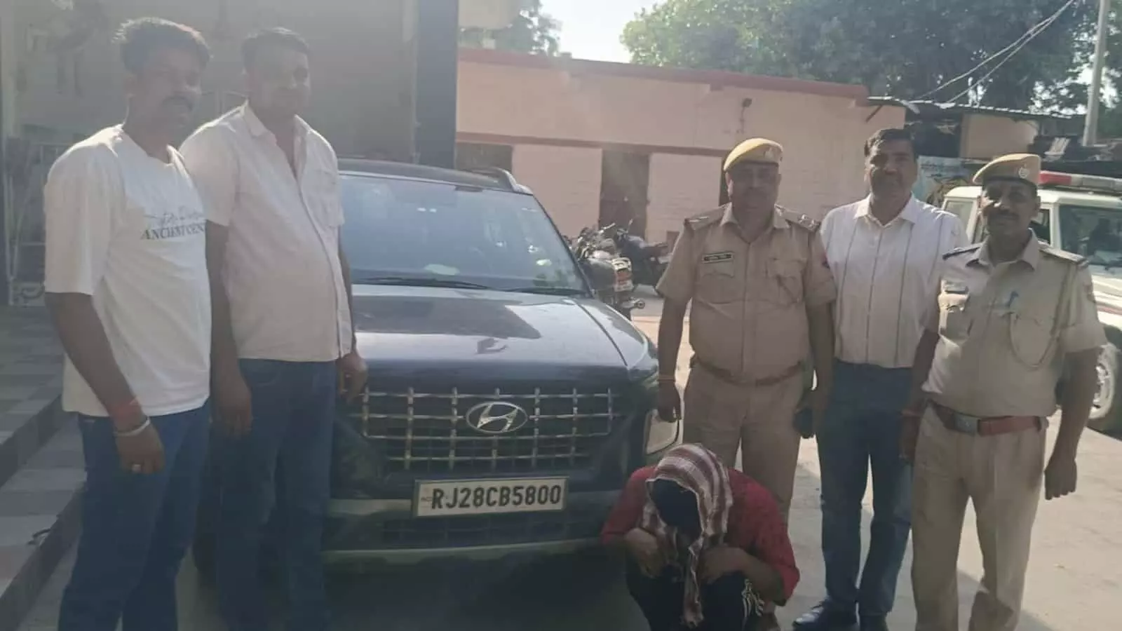 बारां के शिवाजी नगर में मनीष गौतम हत्याकांड के बाद तैनात पुलिस बल और सुरक्षा व्यवस्था का दृश्य। बारां के शिवाजी नगर में मनीष गौतम हत्याकांड के बाद तैनात पुलिस बल और सुरक्षा व्यवस्था का दृश्य।