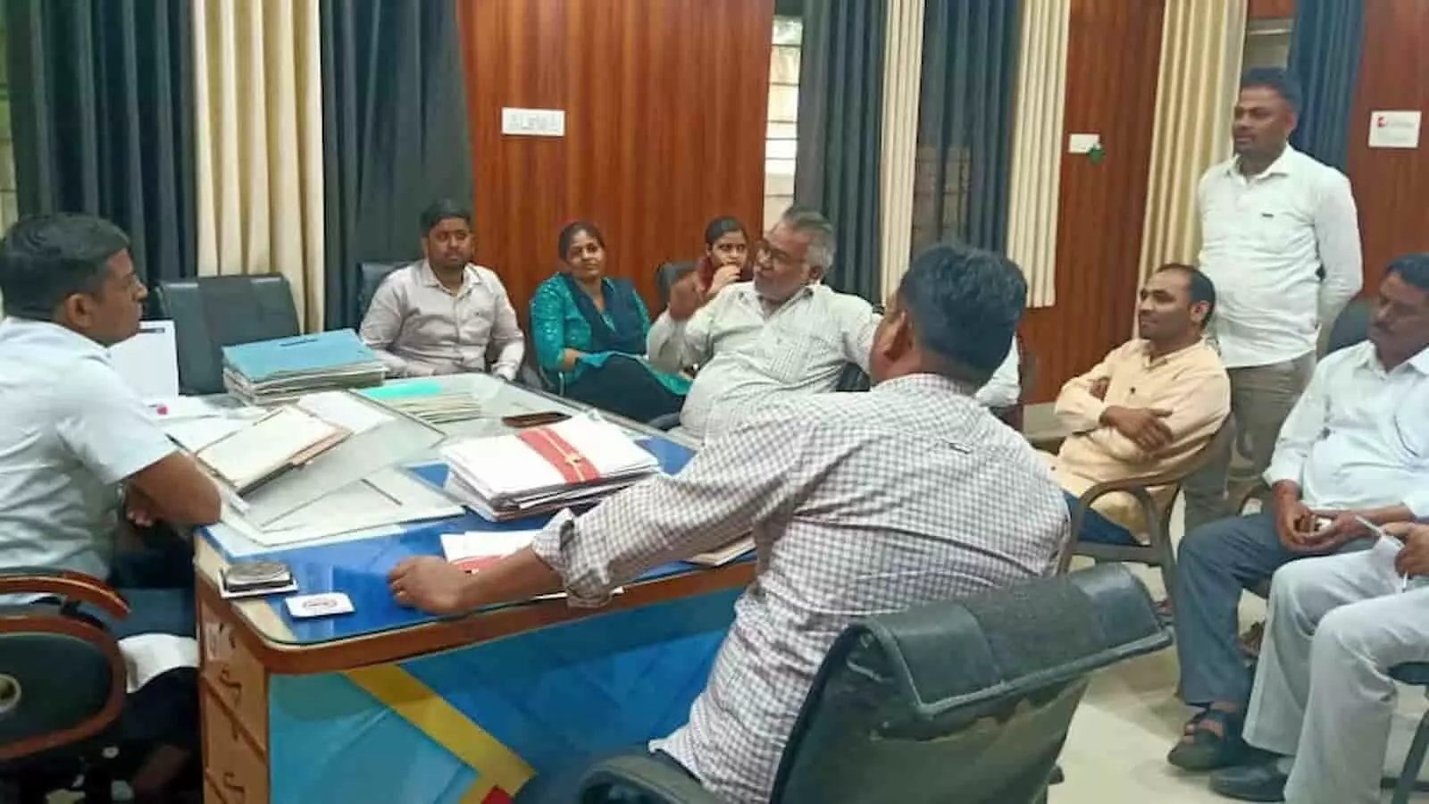 गंगापुर सिटी कार्यालय में राजस्व अधिकारियों के साथ समीक्षा बैठक करते एसडीएम बृजेन्द्र मीना। गंगापुर सिटी कार्यालय में राजस्व अधिकारियों के साथ समीक्षा बैठक करते एसडीएम बृजेन्द्र मीना।