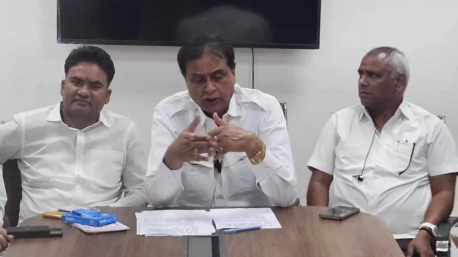 चित्तौड़गढ़ भाजपा कार्यालय में महिला आरक्षण विधेयक पर प्रेस कॉन्फ्रेंस करते पूर्व मंत्री श्रीचंद कृपलानी और पार्टी पदाधिकारी। चित्तौड़गढ़ भाजपा कार्यालय में महिला आरक्षण विधेयक पर प्रेस कॉन्फ्रेंस करते पूर्व मंत्री श्रीचंद कृपलानी और पार्टी पदाधिकारी।