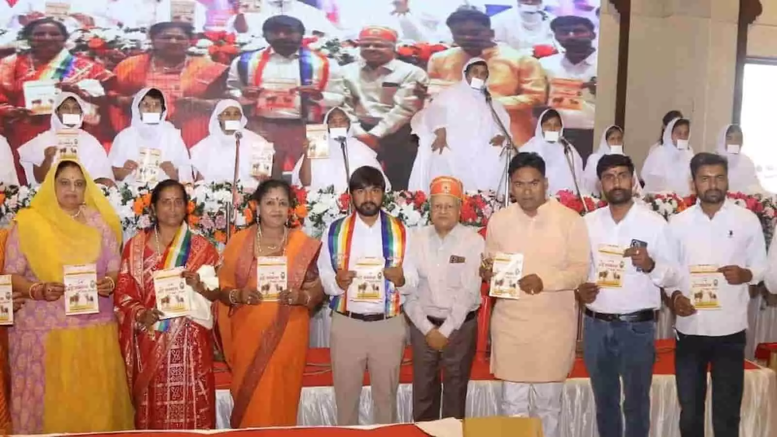 चित्तौड़गढ़ में महासती कुमुदलता और विधायक चंद्रभान सिंह आक्या गौ सम्मान अभियान का पोस्टर विमोचित करते हुए। चित्तौड़गढ़ में महासती कुमुदलता और विधायक चंद्रभान सिंह आक्या गौ सम्मान अभियान का पोस्टर विमोचित करते हुए।
