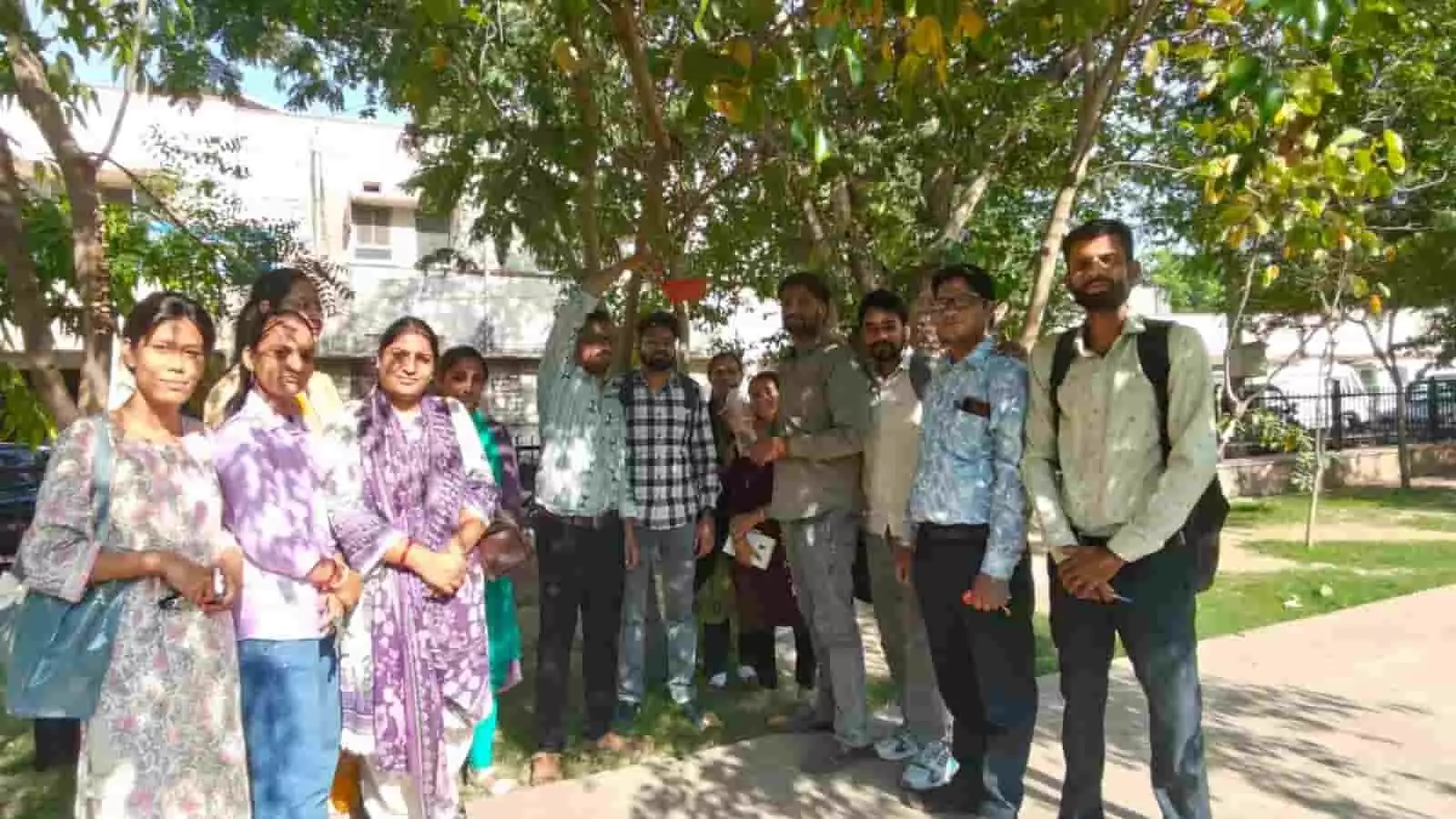 चित्तौड़गढ़ के गांधी पार्क में पेड़ों पर पानी के परिंडे बांधते सामुदायिक स्वास्थ्य अधिकारी। चित्तौड़गढ़ के गांधी पार्क में पेड़ों पर पानी के परिंडे बांधते सामुदायिक स्वास्थ्य अधिकारी।