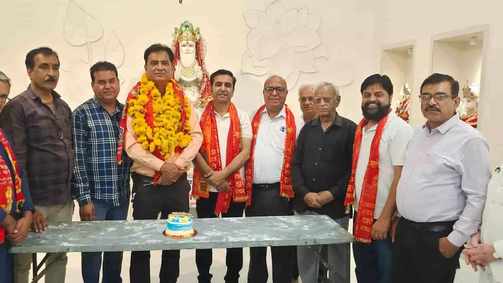 चित्तौड़गढ़ के झुलेलाल मंदिर में नवनिर्वाचित सिंधी पंचायत अध्यक्ष योगेश भोजवानी का स्वागत करते समाजजन। चित्तौड़गढ़ के झुलेलाल मंदिर में नवनिर्वाचित सिंधी पंचायत अध्यक्ष योगेश भोजवानी का स्वागत करते समाजजन।