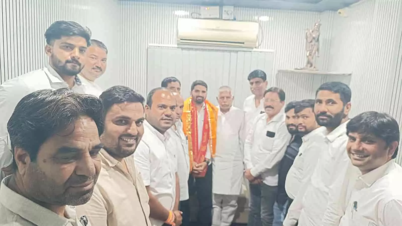 चित्तौड़गढ़ में आरएएस चयनित विनोद चौधरी का मुंह मीठा कराते सुरेंद्र सिंह जाड़ावत और अन्य लोग। चित्तौड़गढ़ में आरएएस चयनित विनोद चौधरी का मुंह मीठा कराते सुरेंद्र सिंह जाड़ावत और अन्य लोग।