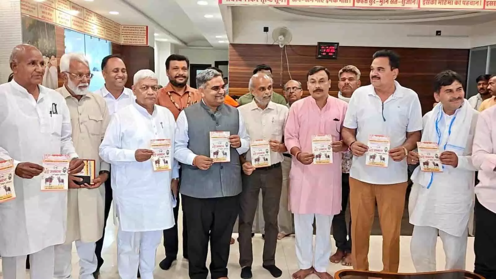 भीलवाड़ा विधायक कार्यालय में सहकारिता मंत्री गौतम दक और सांसद दामोदर अग्रवाल गौ संरक्षण बैठक को संबोधित करते हुए। भीलवाड़ा विधायक कार्यालय में सहकारिता मंत्री गौतम दक और सांसद दामोदर अग्रवाल गौ संरक्षण बैठक को संबोधित करते हुए।