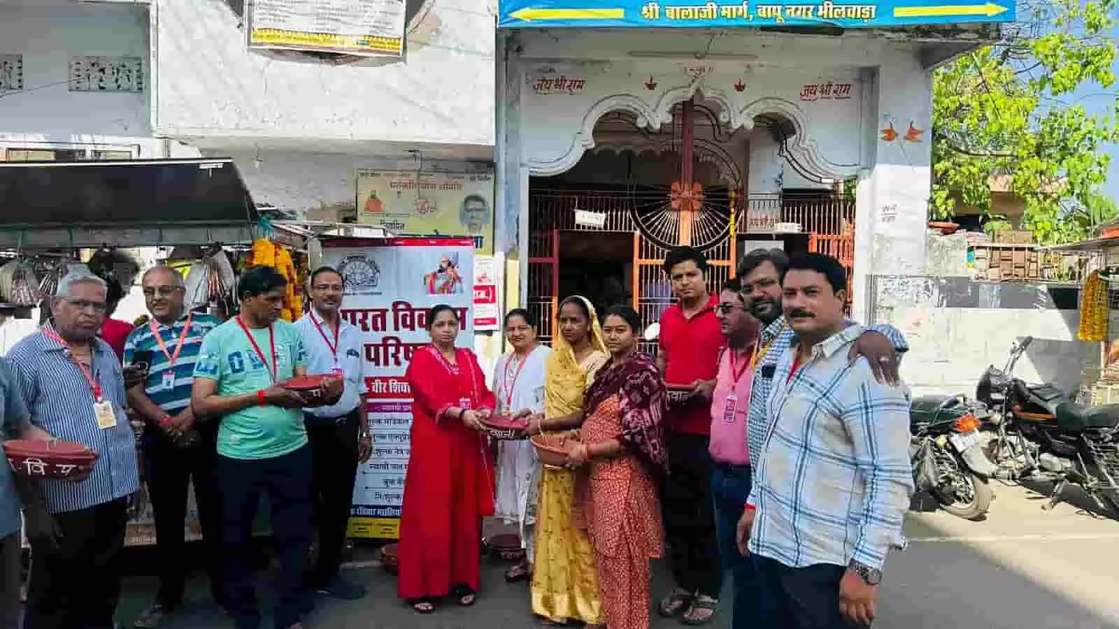 बापू नगर के बाल हनुमान मंदिर में भारत विकास परिषद के सदस्य पक्षियों के लिए मिट्टी के परिंडे बांध रहे हैं।