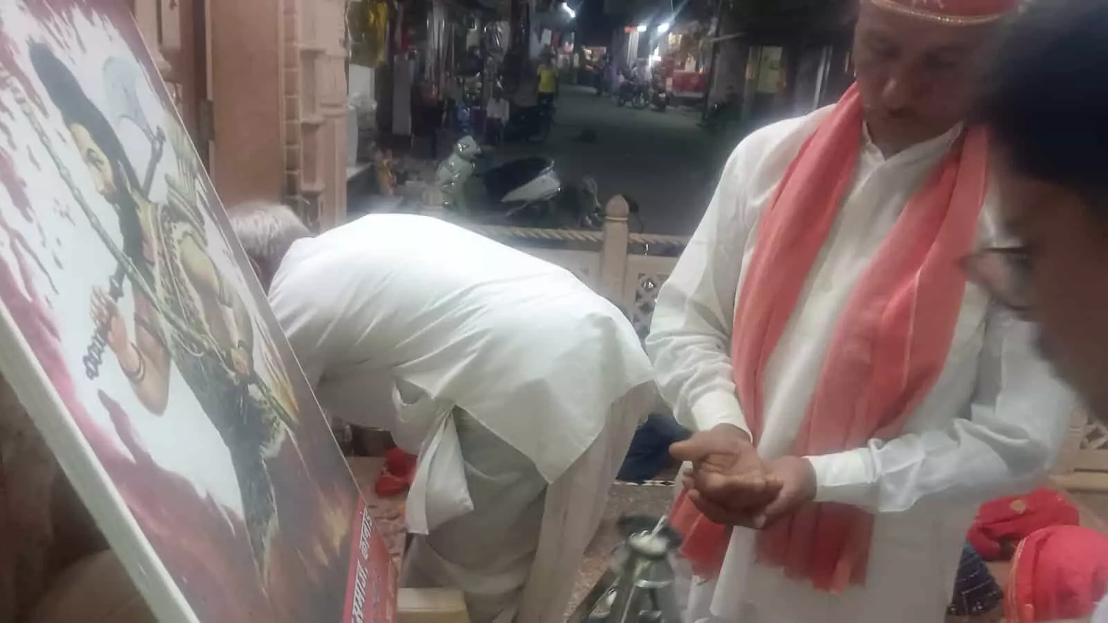 हालवेरा महादेव मंदिर कानोड़ में भगवान परशुराम जन्मोत्सव पर महाआरती करते हुए विप्र समाज के श्रद्धालु और नागरिक। हालवेरा महादेव मंदिर कानोड़ में भगवान परशुराम जन्मोत्सव पर महाआरती करते हुए विप्र समाज के श्रद्धालु और नागरिक।