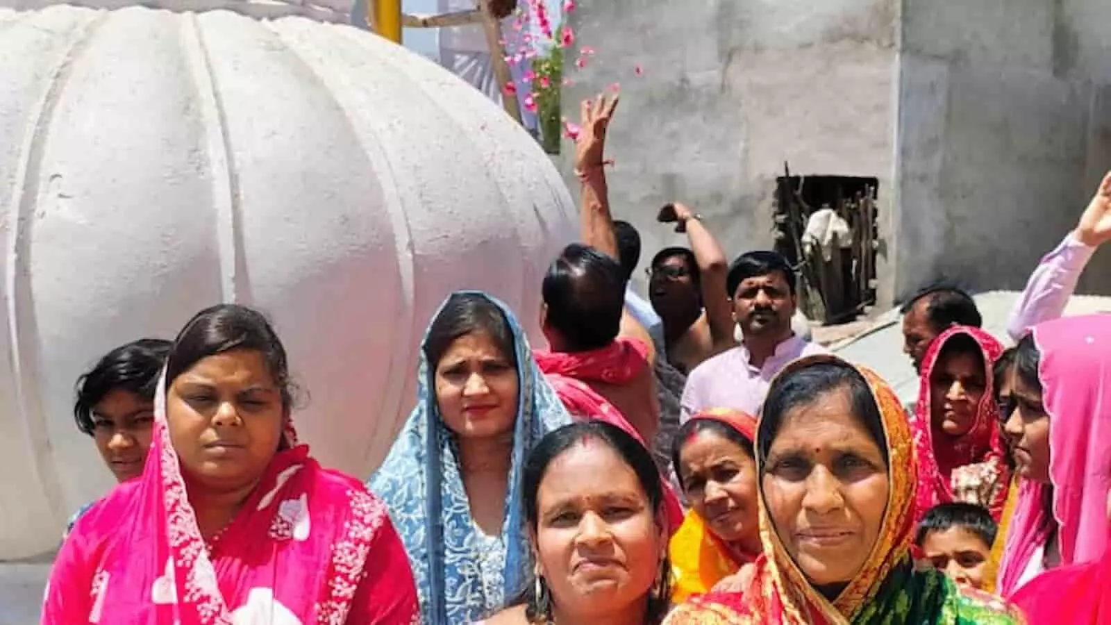 इंटाली के श्री वासुपूज्य जैन मंदिर शिखर पर ध्वजा चढ़ाते श्रद्धालु और मौजूद जैन समाज के लोग इंटाली के श्री वासुपूज्य जैन मंदिर शिखर पर ध्वजा चढ़ाते श्रद्धालु और मौजूद जैन समाज के लोग