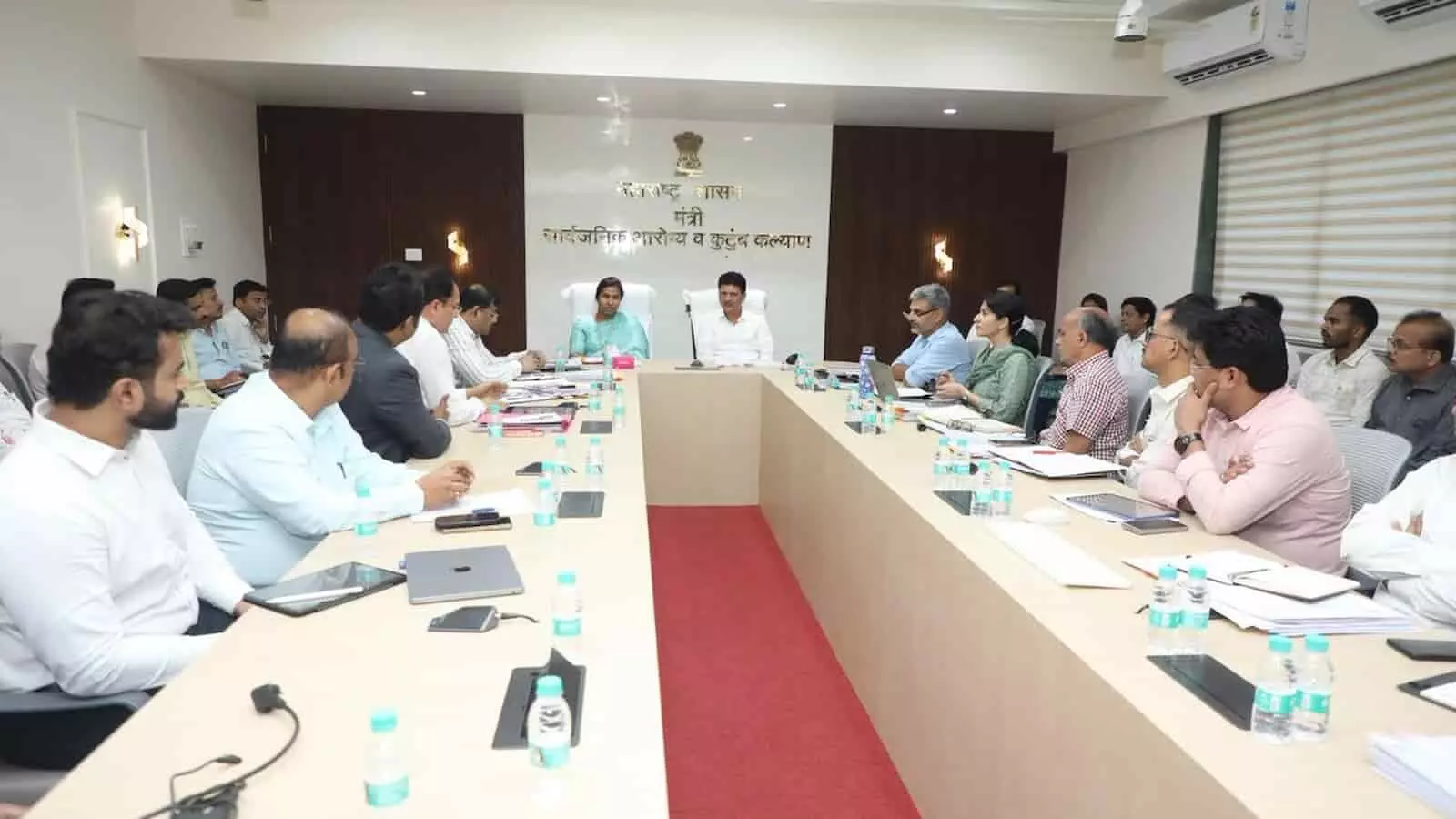 मुंबई में स्वास्थ्य विभाग की बैठक के दौरान मंत्री प्रकाश आबिटकर अधिकारियों के साथ चिकित्सा सेवाओं की समीक्षा करते हुए।