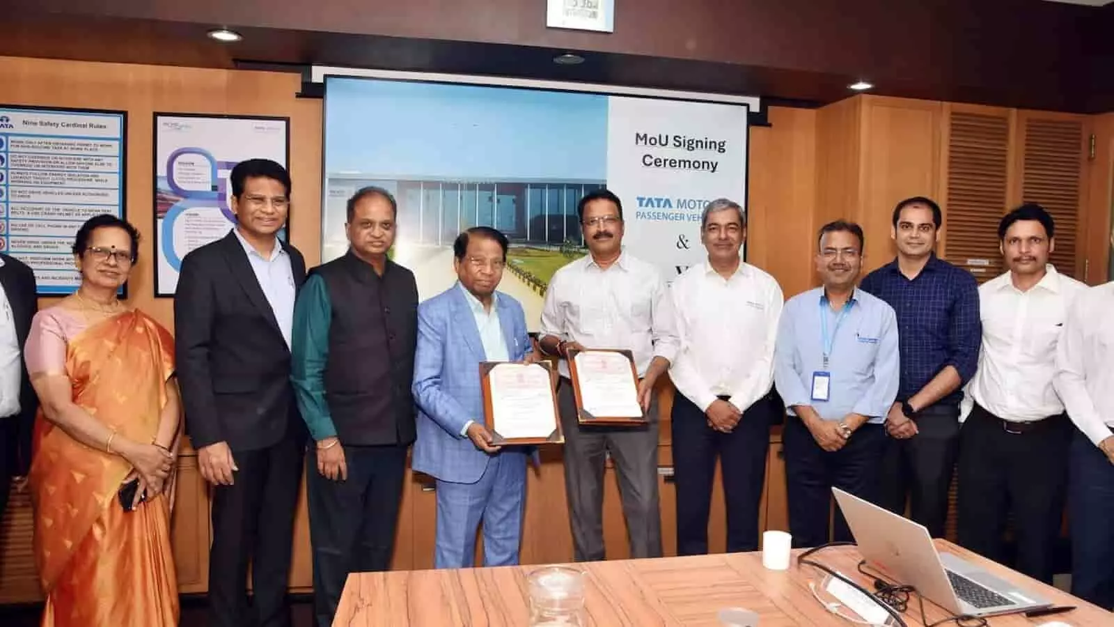पुणे में एमओयू साझा करते वीआईटी चांसलर और टाटा मोटर्स के अधिकारी शैक्षणिक साझेदारी के दौरान।