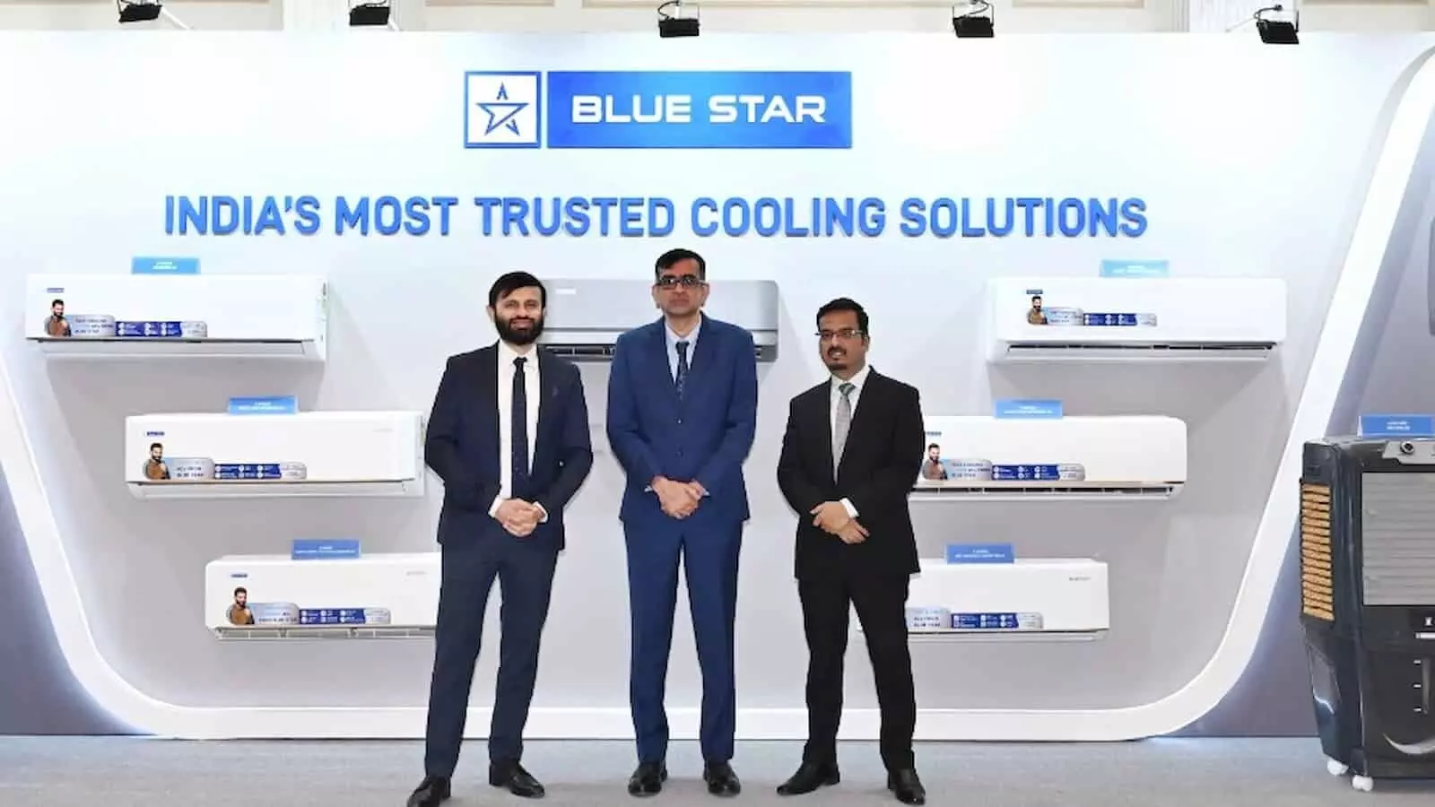 जयपुर में ब्लू स्टार के नए एयर कंडीशनर और कूलिंग समाधानों की प्रदर्शनी में अधिकारी उपस्थित हैं।