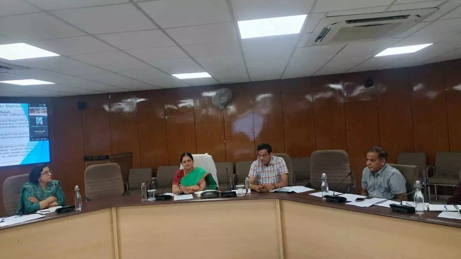 जयपुर के पंत कृषि भवन में राष्ट्रीय उर्वरक बिक्री फ्रेमवर्क की समीक्षा बैठक करतीं प्रमुख शासन सचिव मंजू राजपाल।