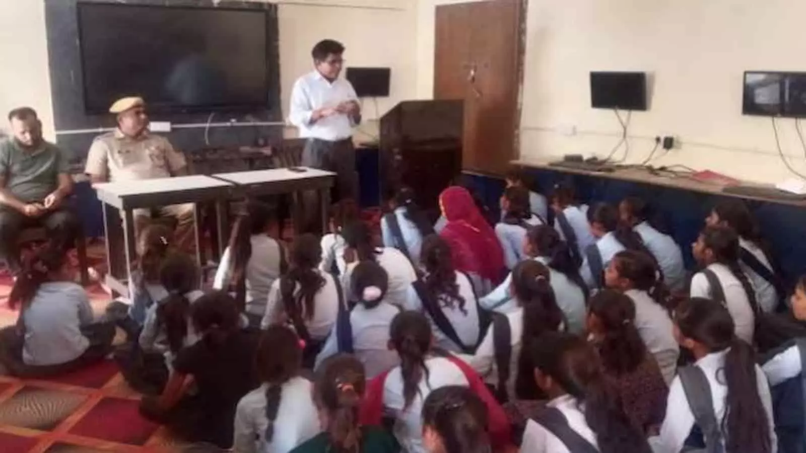 सवाई माधोपुर के टोण्ड स्कूल में विद्यार्थियों को साइबर सुरक्षा की जानकारी देते पुलिस अधिकारी। सवाई माधोपुर के टोण्ड स्कूल में विद्यार्थियों को साइबर सुरक्षा की जानकारी देते पुलिस अधिकारी।