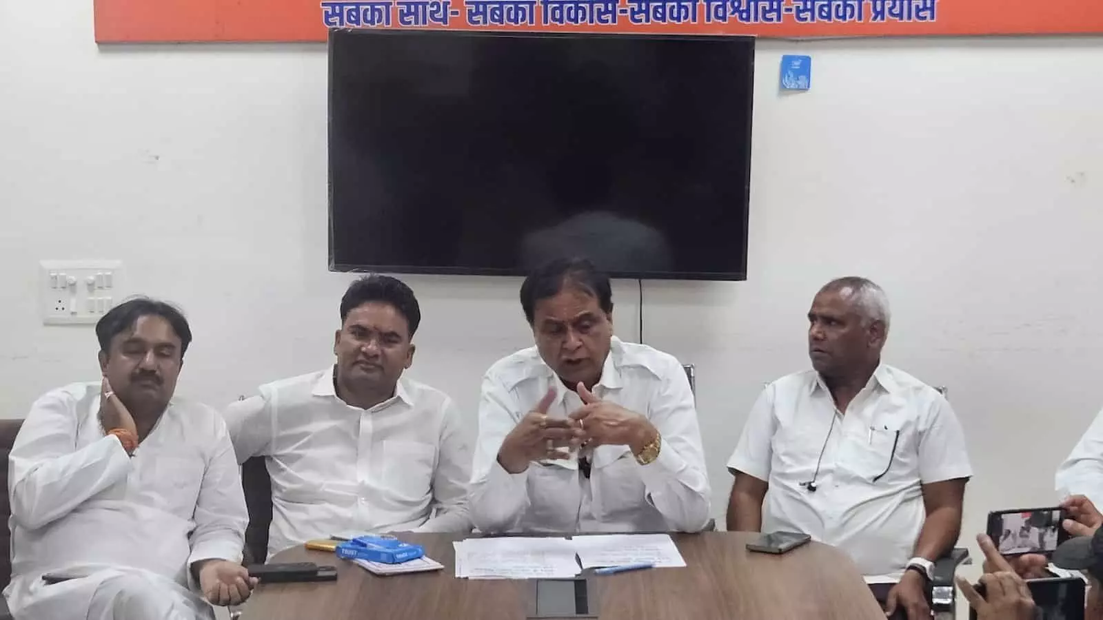 भाजपा कार्यालय चित्तौड़गढ़ में पत्रकार वार्ता को संबोधित करते हुए पूर्व मंत्री श्रीचंद कृपलानी और अन्य पार्टी पदाधिकारी। भाजपा कार्यालय चित्तौड़गढ़ में पत्रकार वार्ता को संबोधित करते हुए पूर्व मंत्री श्रीचंद कृपलानी और अन्य पार्टी पदाधिकारी।