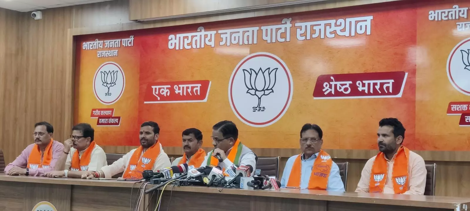 भाजपा प्रदेश कार्यालय जयपुर में प्रेसवार्ता को संबोधित करते हुए डॉ. राधा मोहन दास अग्रवाल।