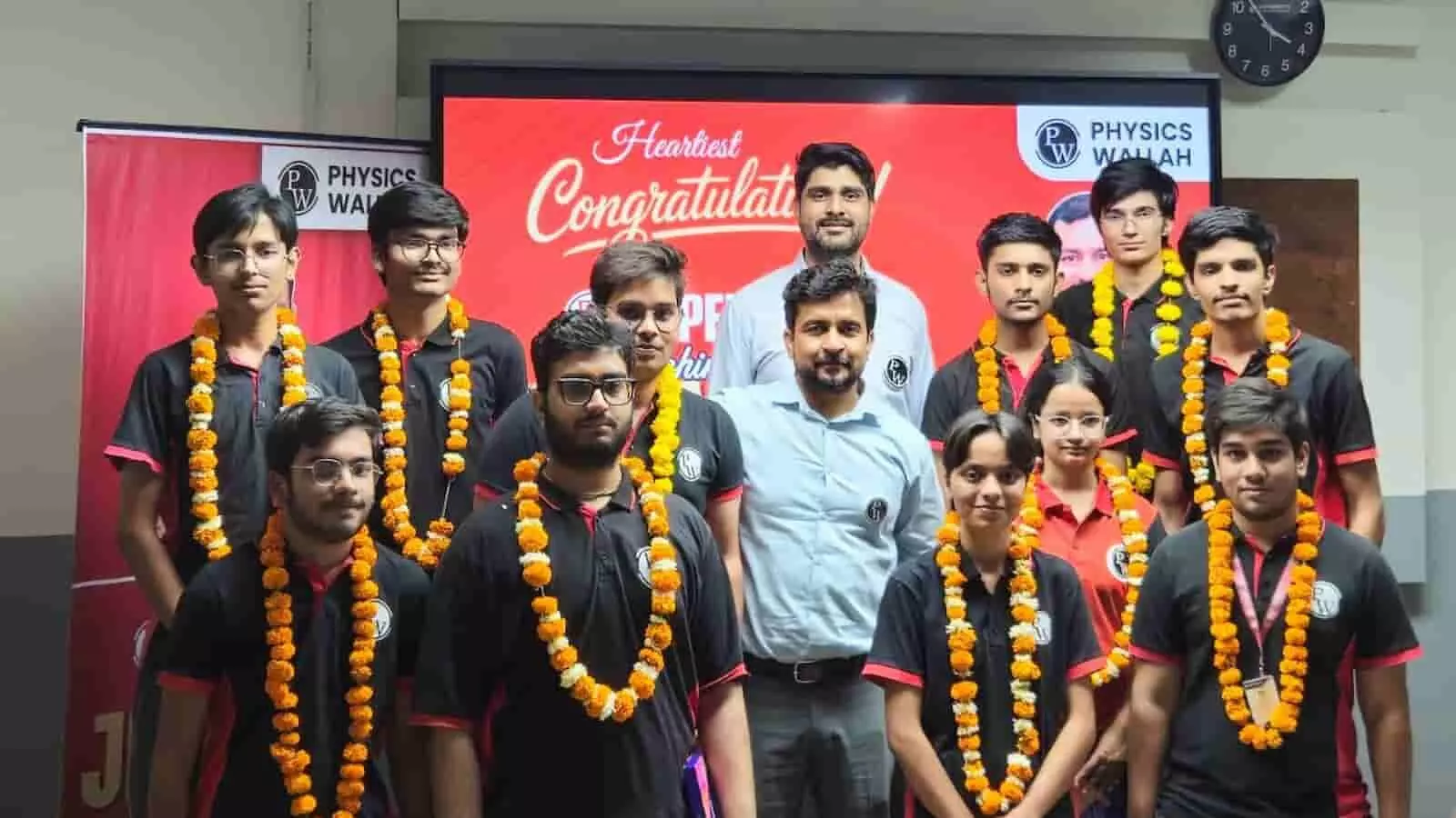 जयपुर के विद्यापीठ केंद्र पर जेईई मेन 2026 के टॉपर्स छात्र अपनी सफलता का जश्न मनाते हुए। जयपुर के विद्यापीठ केंद्र पर जेईई मेन 2026 के टॉपर्स छात्र अपनी सफलता का जश्न मनाते हुए।