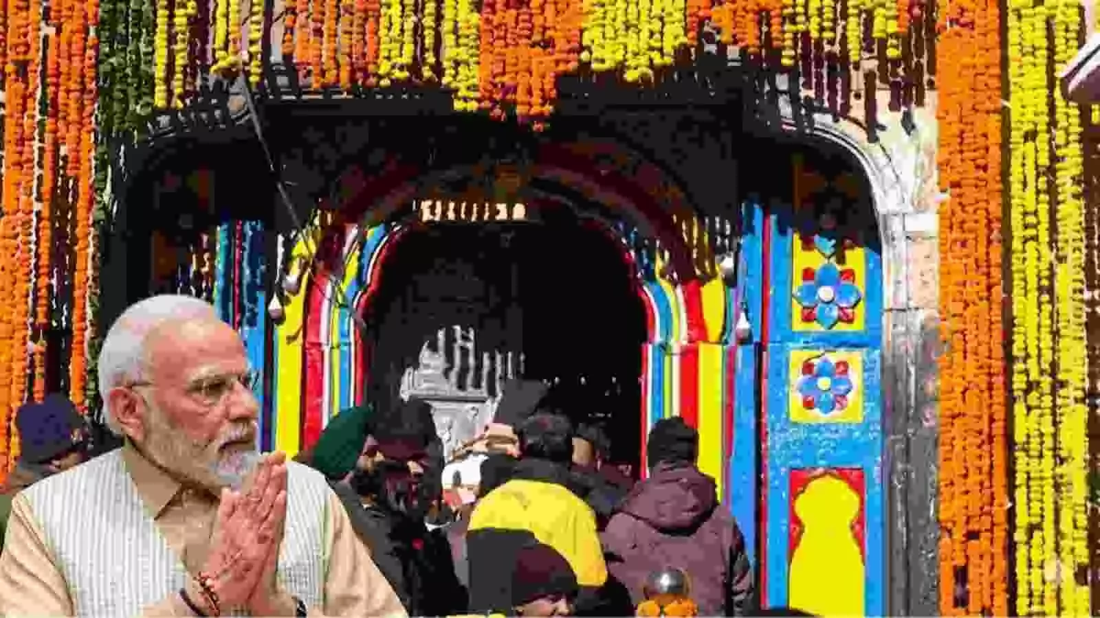 हाथ जोड़े हुए प्रधानमंत्री नरेंद्र मोदी और फूलों से सजा केदारनाथ मंदिर का प्रवेश द्वार।