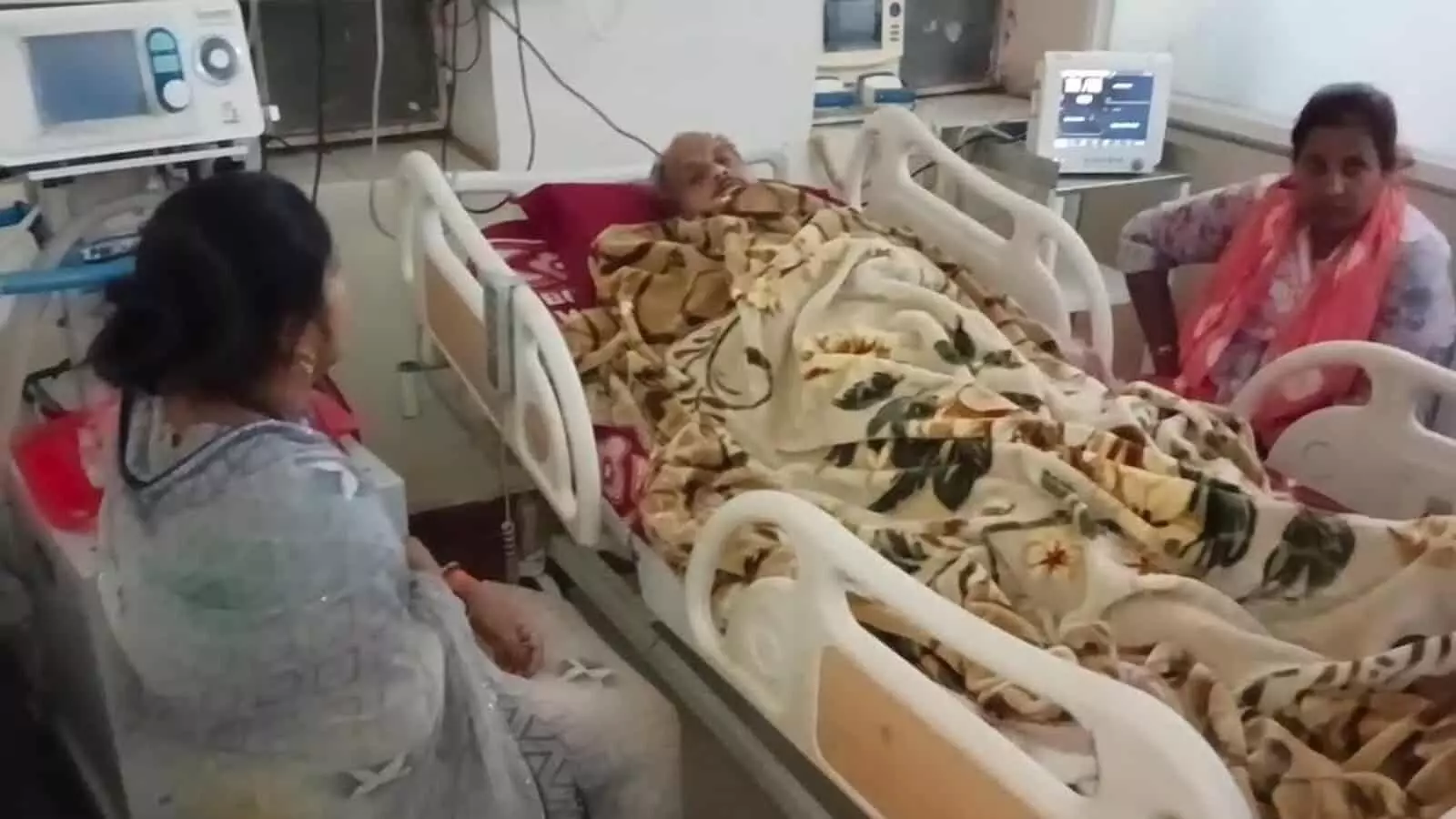 प्रतापगढ़ जिला अस्पताल के बेड पर लेटे हुए मंत्री हेमंत मीणा और उनके पास बैठी महिलाएं। प्रतापगढ़ जिला अस्पताल के बेड पर लेटे हुए मंत्री हेमंत मीणा और उनके पास बैठी महिलाएं।