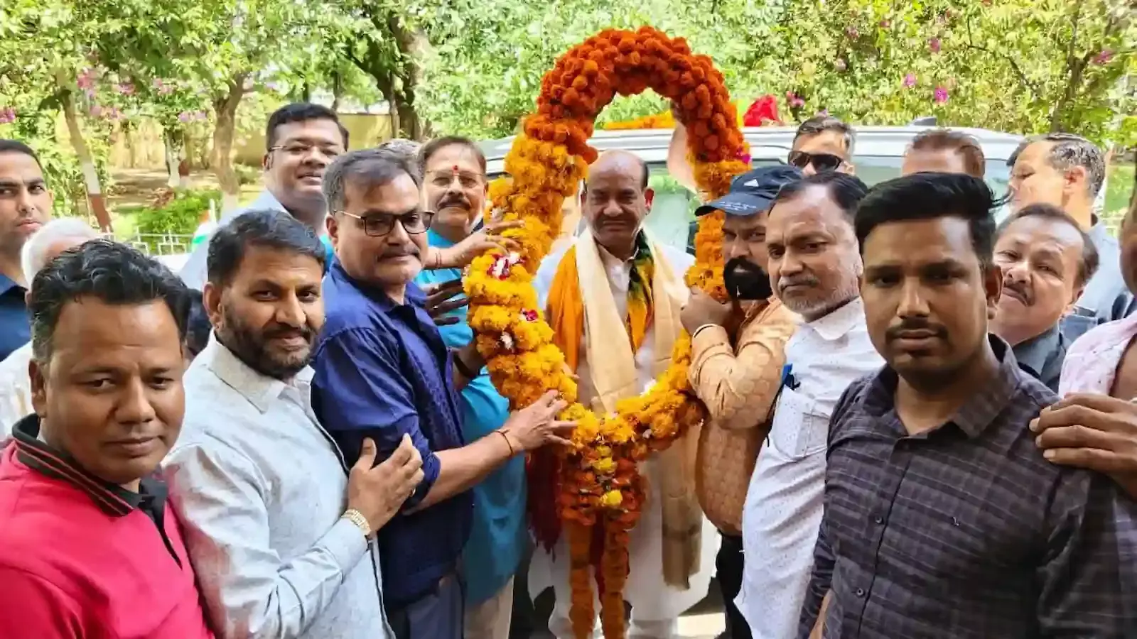 कोटा में माला और फूलों के साथ लोकसभा अध्यक्ष ओम बिरला का अभिनंदन करते निजी स्कूल संचालक। कोटा में माला और फूलों के साथ लोकसभा अध्यक्ष ओम बिरला का अभिनंदन करते निजी स्कूल संचालक।
