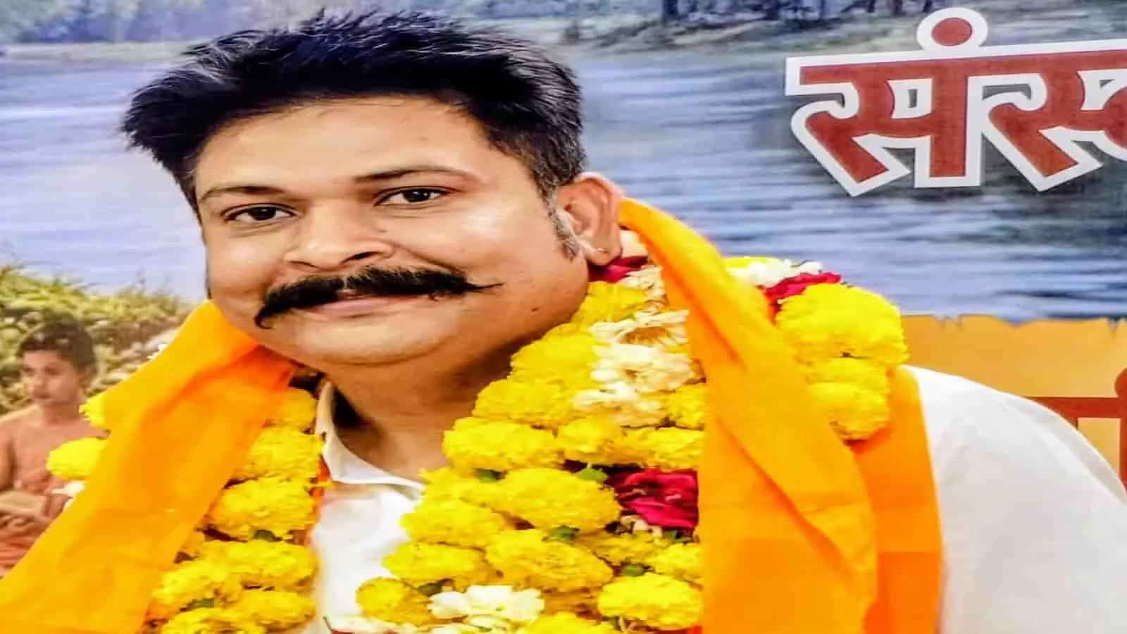 मावली के कुलदीप सिंह संस्कृत में पीएचडी की उपाधि प्राप्त करने के बाद माला पहने हुए। मावली के कुलदीप सिंह संस्कृत में पीएचडी की उपाधि प्राप्त करने के बाद माला पहने हुए।