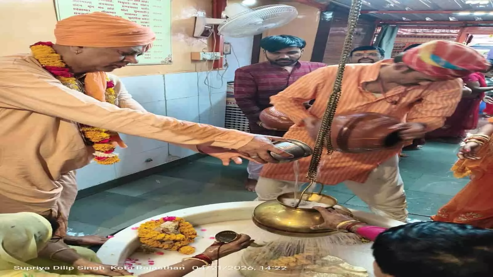 कोटा के पिप्पलेश्वर महादेव मंदिर में पात्र से जल अर्पित करते संत और श्रद्धालु की दृश्य झलक। कोटा के पिप्पलेश्वर महादेव मंदिर में पात्र से जल अर्पित करते संत और श्रद्धालु की दृश्य झलक।