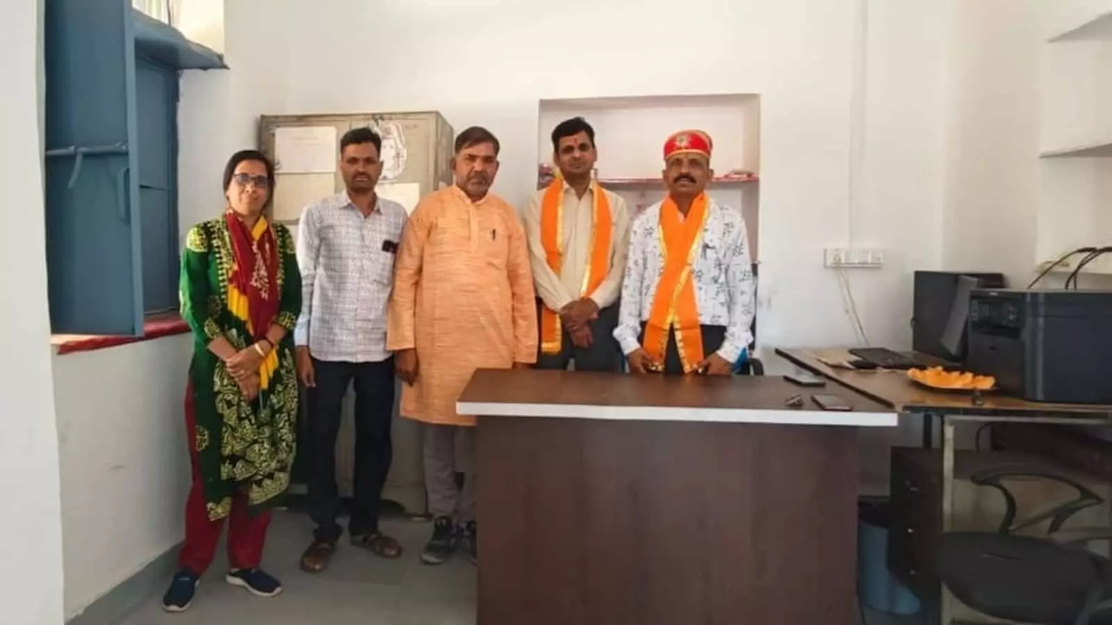 राजकीय प्राथमिक विद्यालय आगरिया वाडा में सीबीईओ नारायण सिंह राव का स्वागत करते स्कूल स्टाफ सदस्य। राजकीय प्राथमिक विद्यालय आगरिया वाडा में सीबीईओ नारायण सिंह राव का स्वागत करते स्कूल स्टाफ सदस्य।