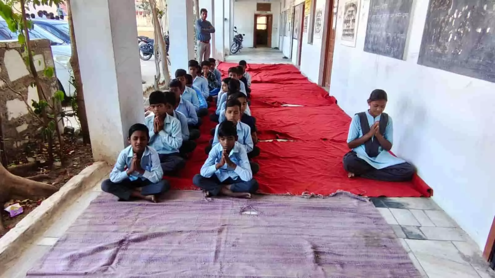 आगरिया के सरकारी स्कूल की गैलरी में प्रार्थना के लिए बैठे छात्र और औचक निरीक्षण करते अधिकारी। आगरिया के सरकारी स्कूल की गैलरी में प्रार्थना के लिए बैठे छात्र और औचक निरीक्षण करते अधिकारी।
