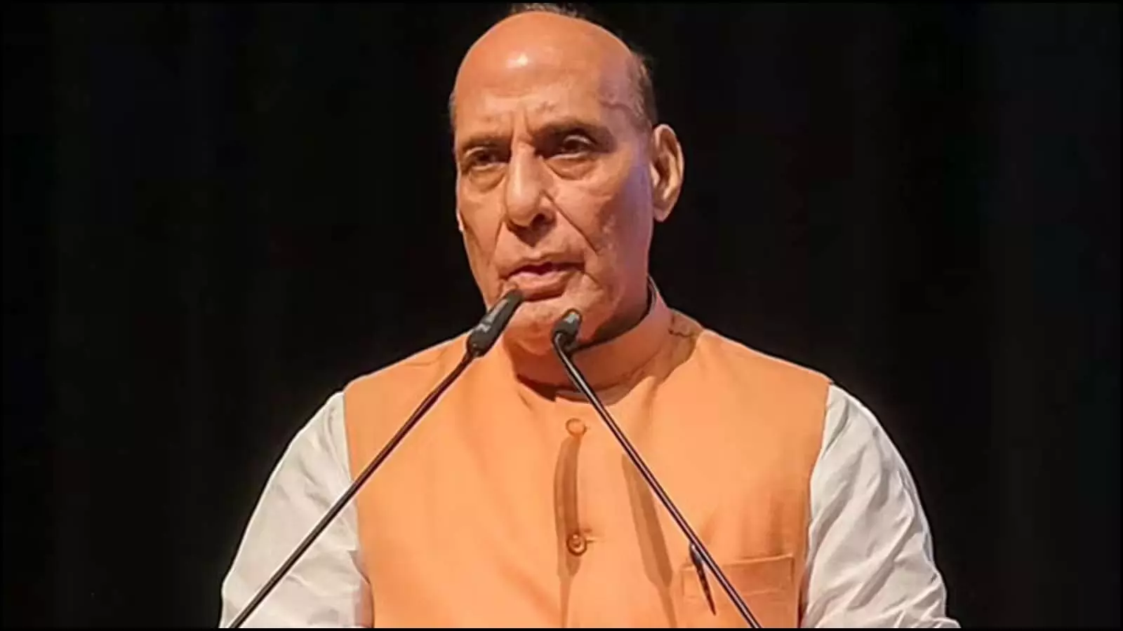 माइक्रोफोन के सामने भाषण देते हुए रक्षा मंत्री राजनाथ सिंह जर्मनी में अंतरराष्ट्रीय संबंधों पर बात करते हुए दिख रहे हैं। माइक्रोफोन के सामने भाषण देते हुए रक्षा मंत्री राजनाथ सिंह जर्मनी में अंतरराष्ट्रीय संबंधों पर बात करते हुए दिख रहे हैं।