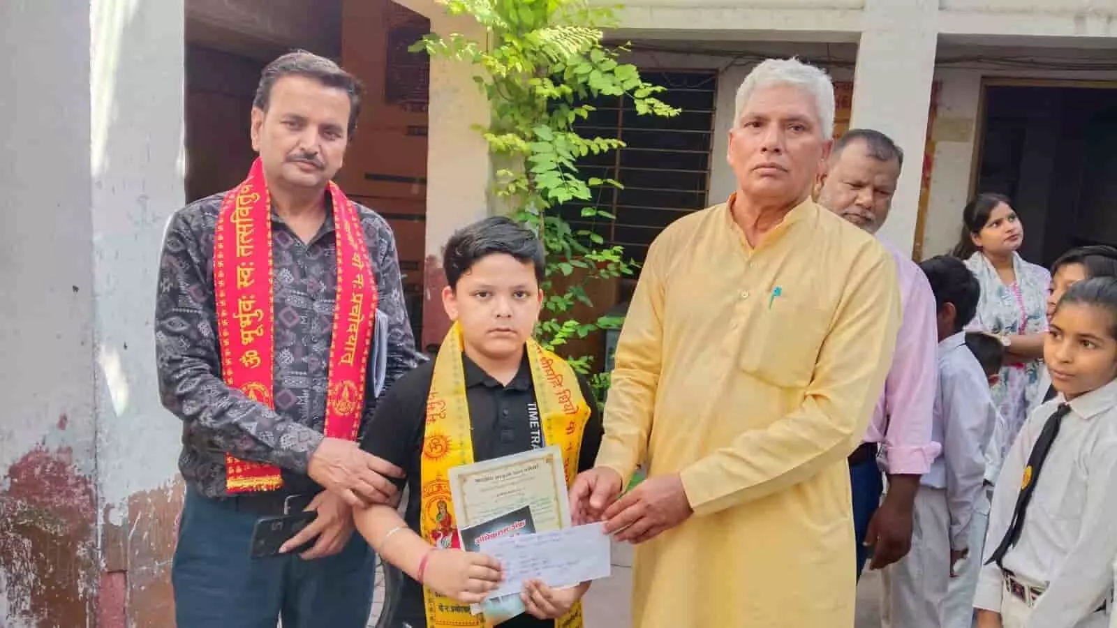 बयाना के स्कूल में प्रमाण पत्र और पुरस्कार लेते छात्र जतिन गर्ग और अतिथि निर्भय सिंह गुर्जर। बयाना के स्कूल में प्रमाण पत्र और पुरस्कार लेते छात्र जतिन गर्ग और अतिथि निर्भय सिंह गुर्जर।