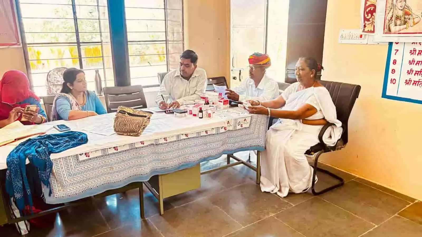 दीपावास के स्वास्थ्य शिविर में मेज पर दवाइयां और ग्रामीणों की जांच करते स्वास्थ्य कर्मी। दीपावास के स्वास्थ्य शिविर में मेज पर दवाइयां और ग्रामीणों की जांच करते स्वास्थ्य कर्मी।